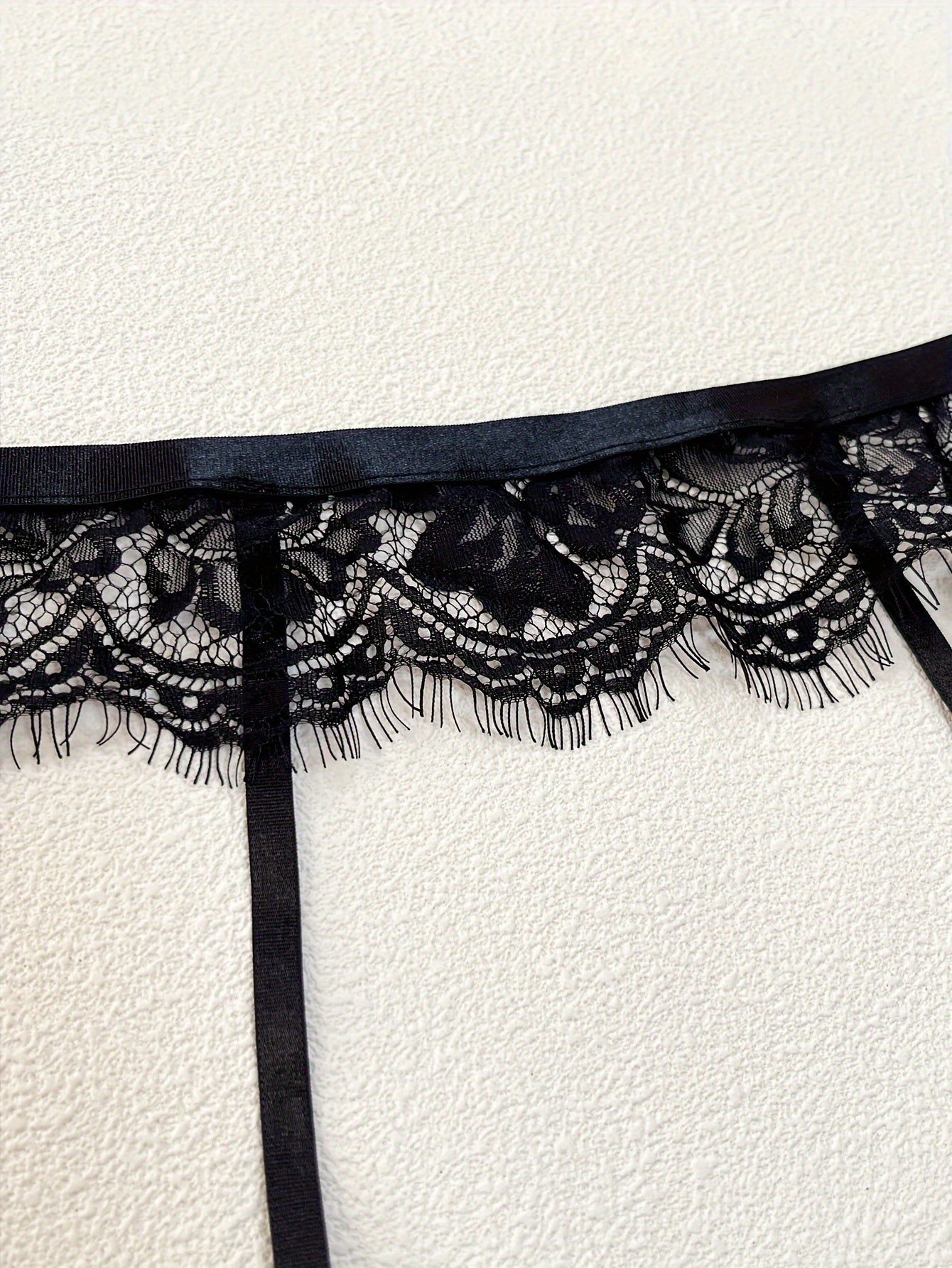 Женский комплект кружевного нижнего белья с бюстгальтером, поясом для чулок и стрингами