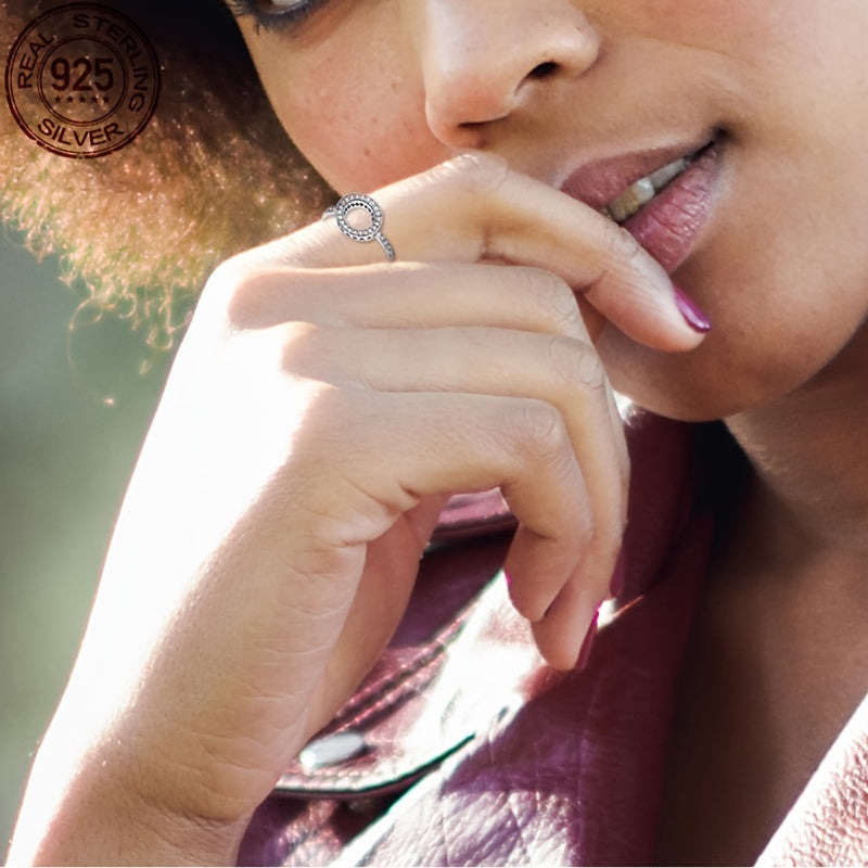 Изысканное кольцо из стерлингового серебра 925 пробы, украшенное синтетическими драгоценными камнями - Вечная высококачественная женская ювелирная бижутерия, идеально подходящая для вечеринок и особых событий, подходит для всех случаев.