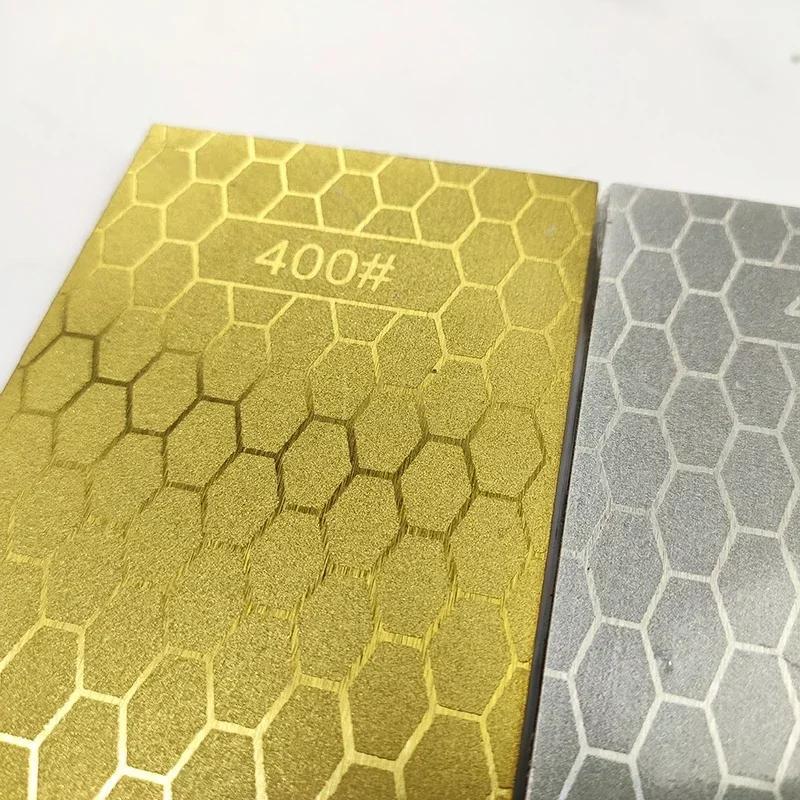 Oshxona va tashqarida foydalanish uchun olmos va qog'oz bilan qirqish asbobiga ega portativ pichoq silliqlash qurilmasi, olti burchakli naqsh va silikon asos bilan ta'minlangan.