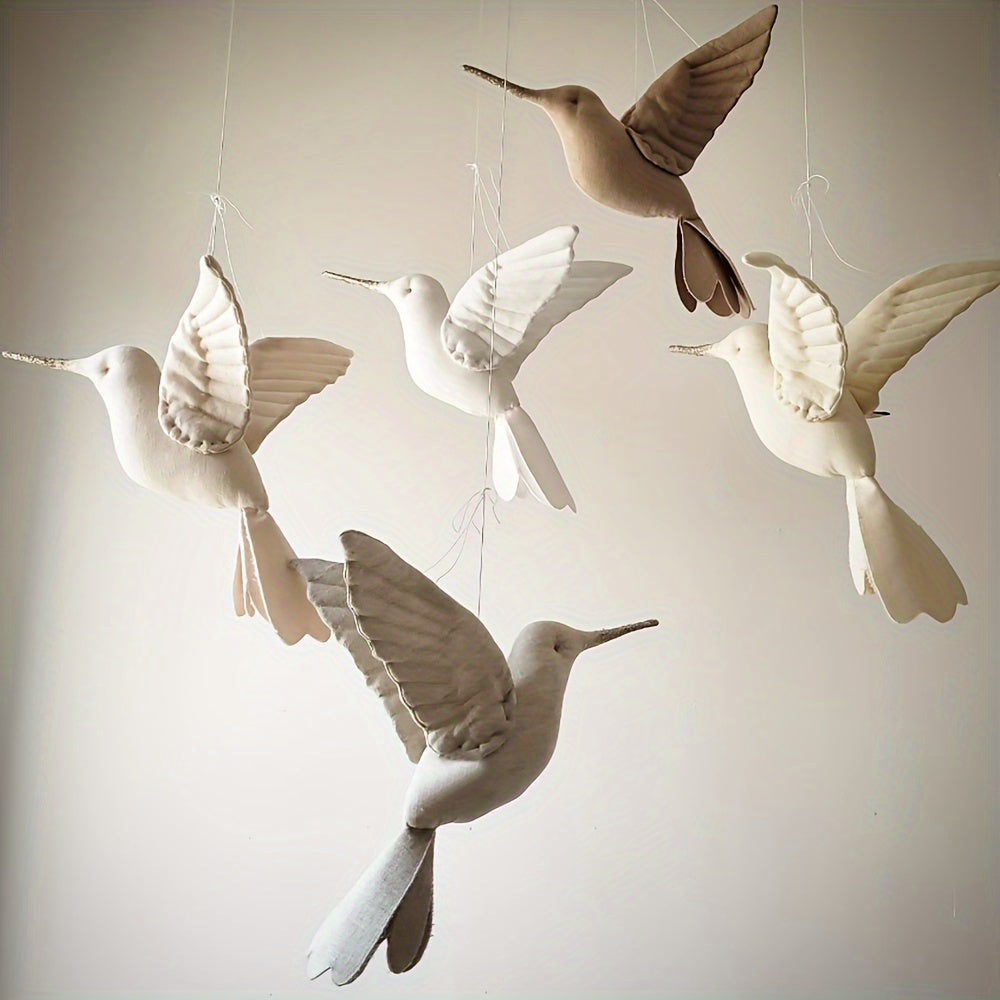 Nordik uslubidagi pendant, chiroyli lenin san'atidagi kolibri shaklida, bolalar xonasini bezatish uchun mukammal. Fotografiya suratlari uchun ajoyib va bolalar xonasi dekoratsiyasi uchun prop sifatida.