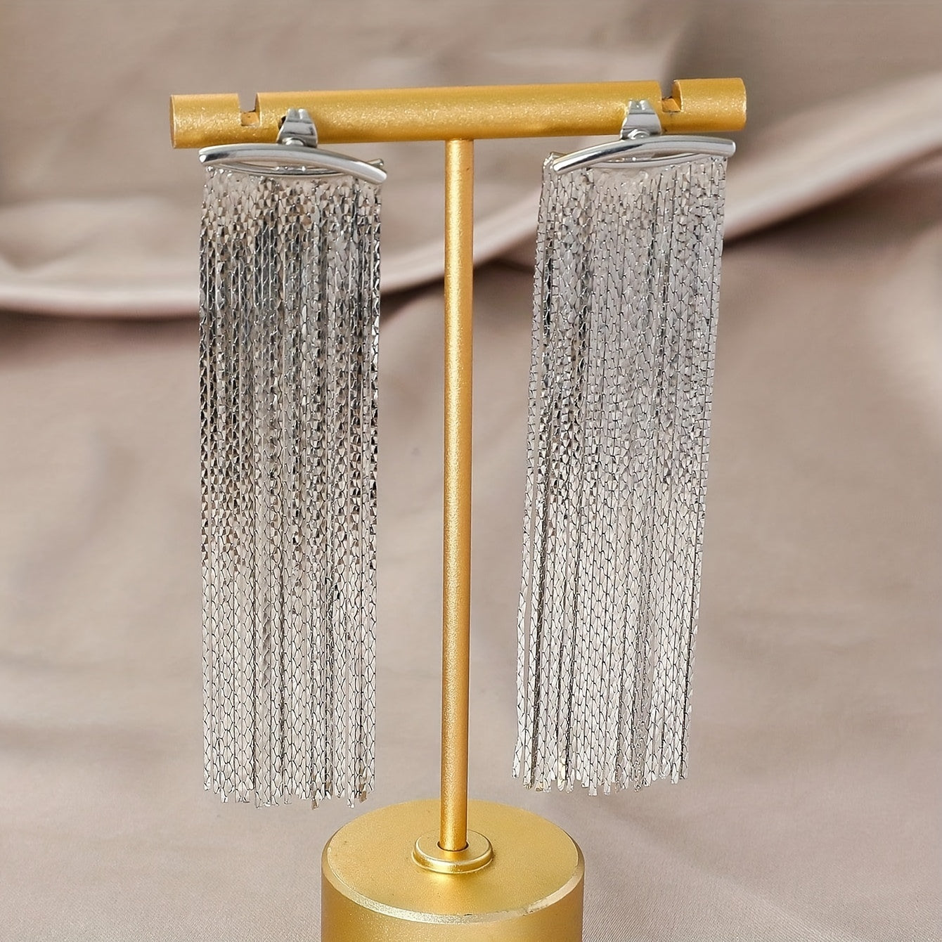 Ijodiy ayol quloq bezaklari, bu oddiy punk uslubidagi tassel osma bilaguzuklar har qanday noyob aksessuarlarni sevuvchi ayol uchun mukammal sovg'adir. Metall zanjirdan tayyorlangan bu bilaguzuklar har qanday kiyimga zamonaviy qo'shimcha hisoblanadi.