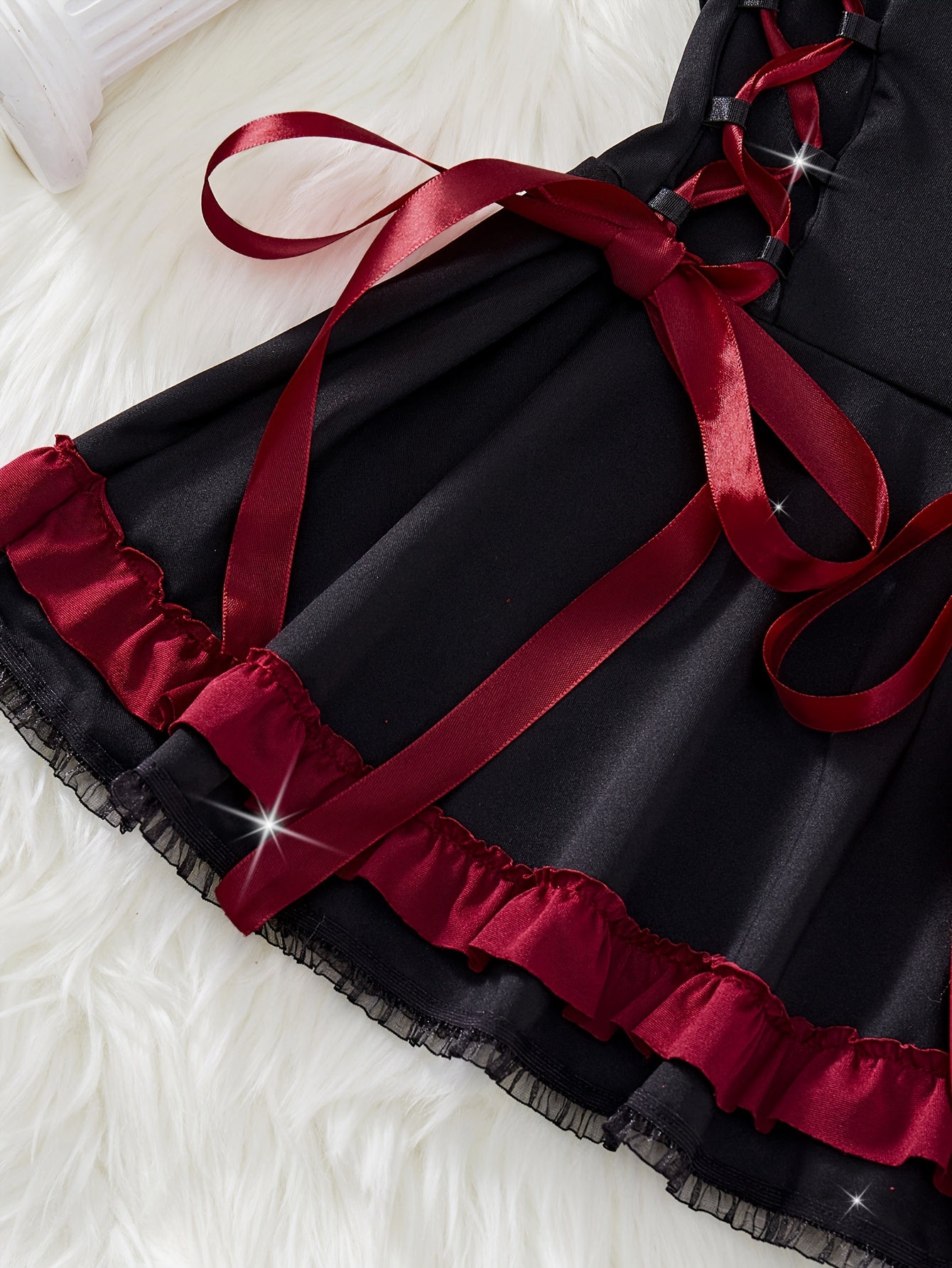 Ikki qismli hamshira cosplay kostyumi: tortishqichli mini ko'ylak va pliseli yubka, ichiga sexy ichki kiyim kiradi.