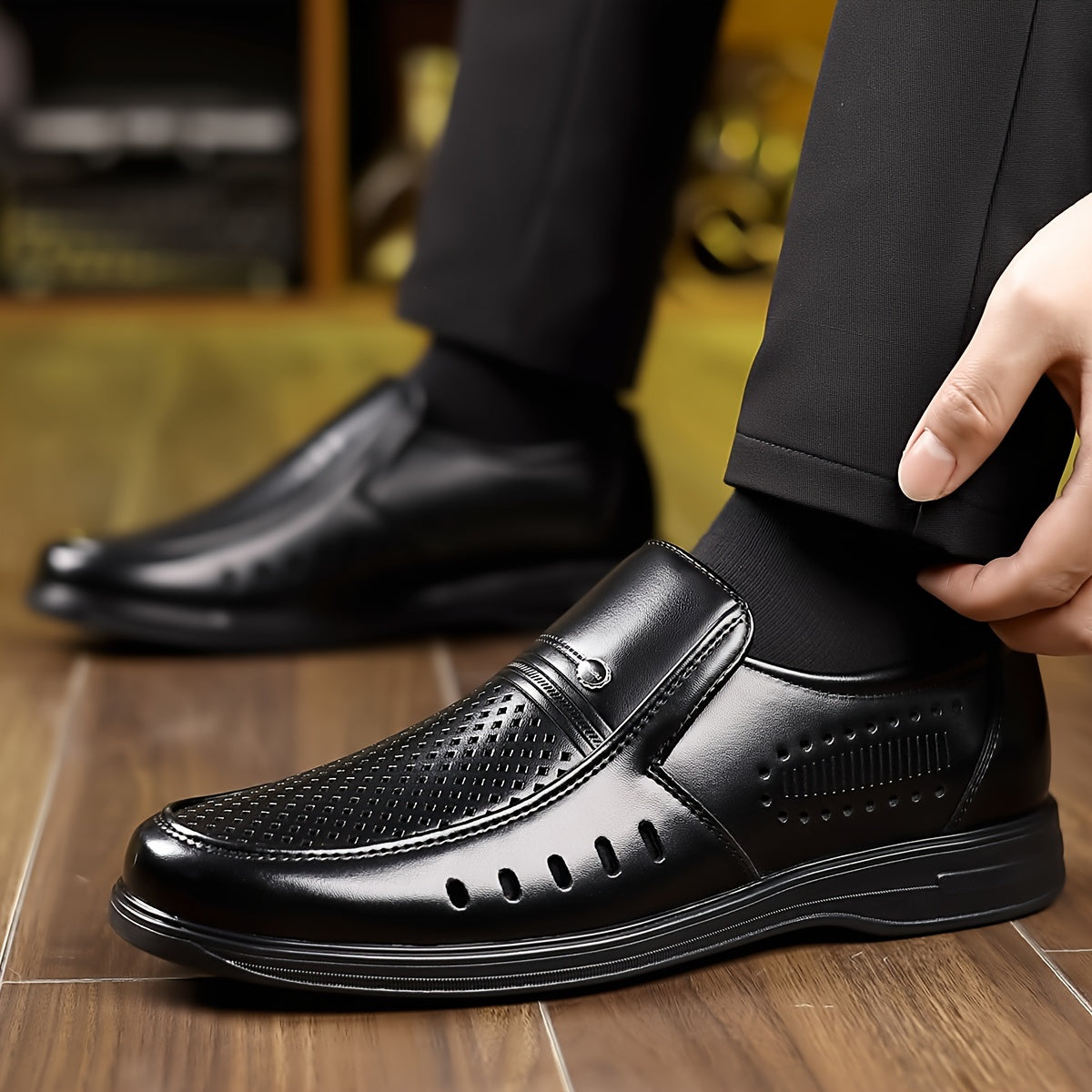 Katta o'lchamdagi erkaklar uchun klassik slip-on loferlar, qulay va mustahkam, sirpanmaydigan tagliklar bilan.