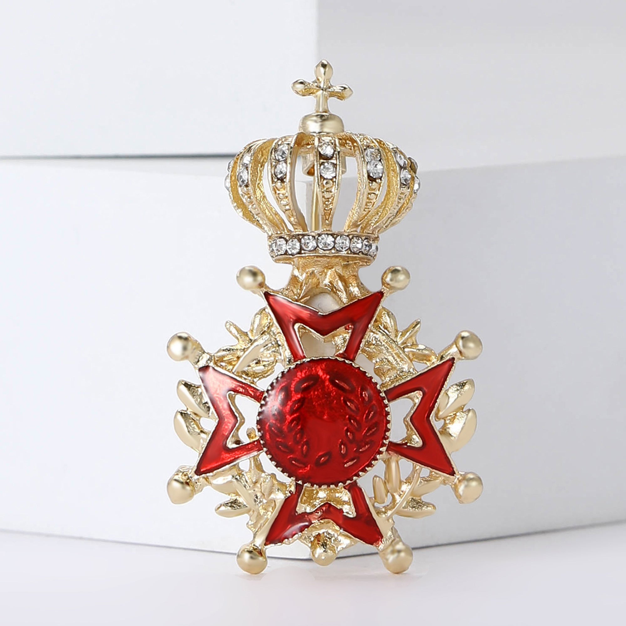 Vintage uslubidagi X shaklidagi brosh pin, rhinestone toj va qizil emal medal bilan - Ofis va partiya kiyimlari uchun genderga neytral qotishma va tosh aksessuar - Mukammal sovg'a tanlovi