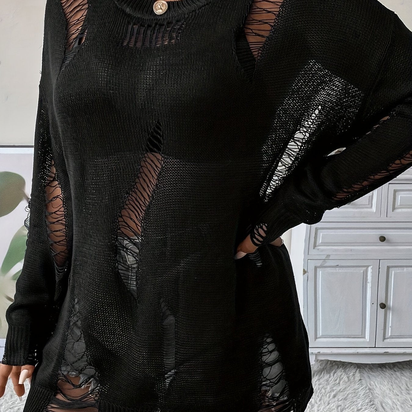 Katta o'lchamdagi ayollar uchun sviter, yirtilgan yelka va bo'sh dizaynga ega, mustahkam rangdagi cho'ziluvchan polyesterdan tayyorlangan. Yumaloq bo'yin va katta o'lchamdagi kesimga ega, bahor/yoz mavsumi uchun ideal.