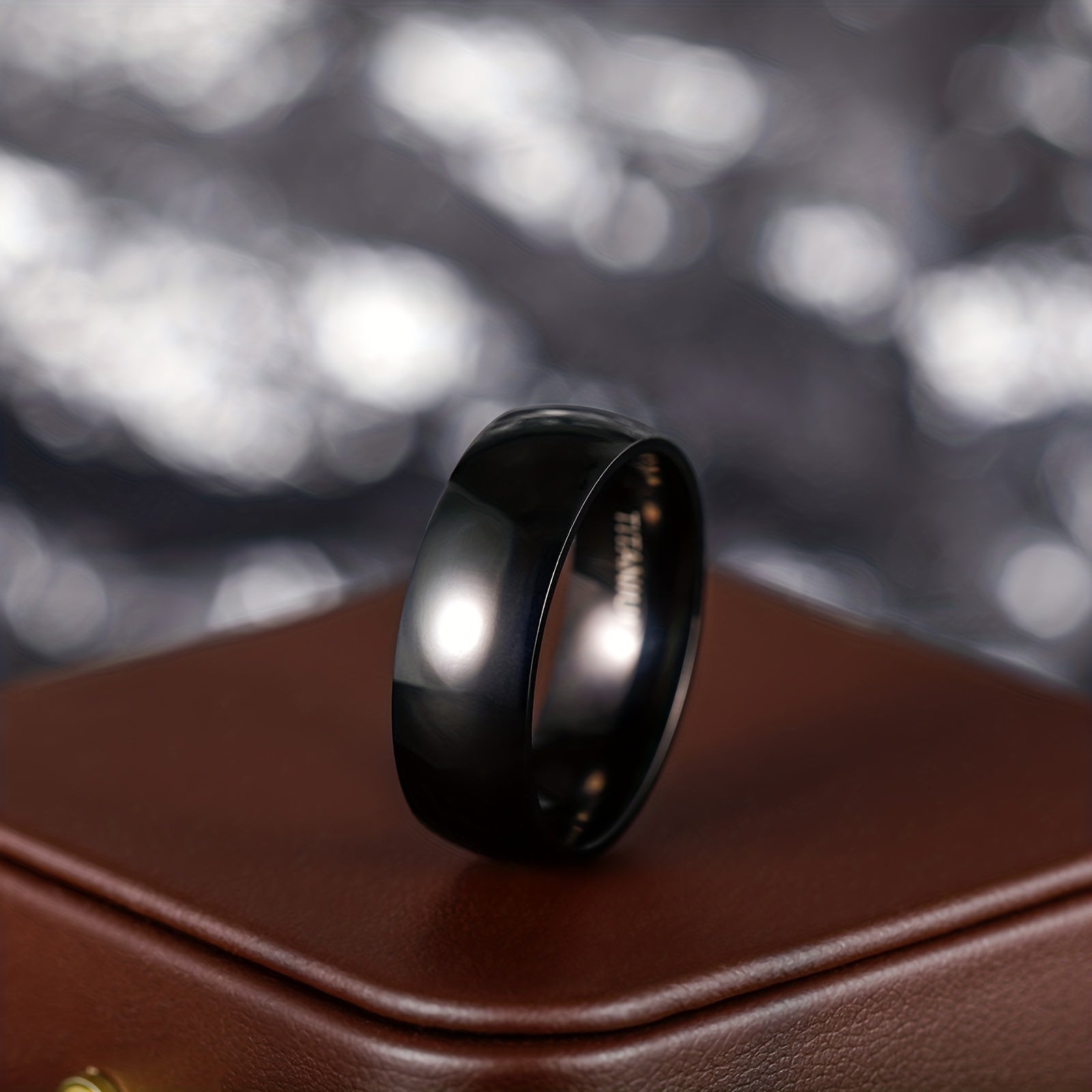 Erkaklar uchun Dome Yuqori Polirovka Qilingan Toza Titan Halqa, kengligi 8mm, AQSh o'lchovlari 4.5-14 da mavjud, bitta dona sifatida sotiladi.