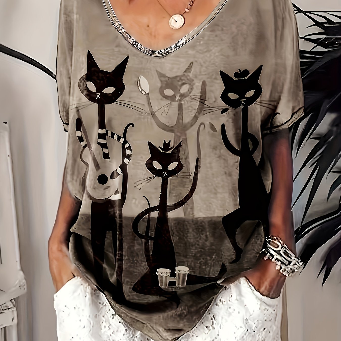 Women's Oversized V-Neck T-Shirt with Cartoon Cat Print Polyester Elastane All-Season Knit