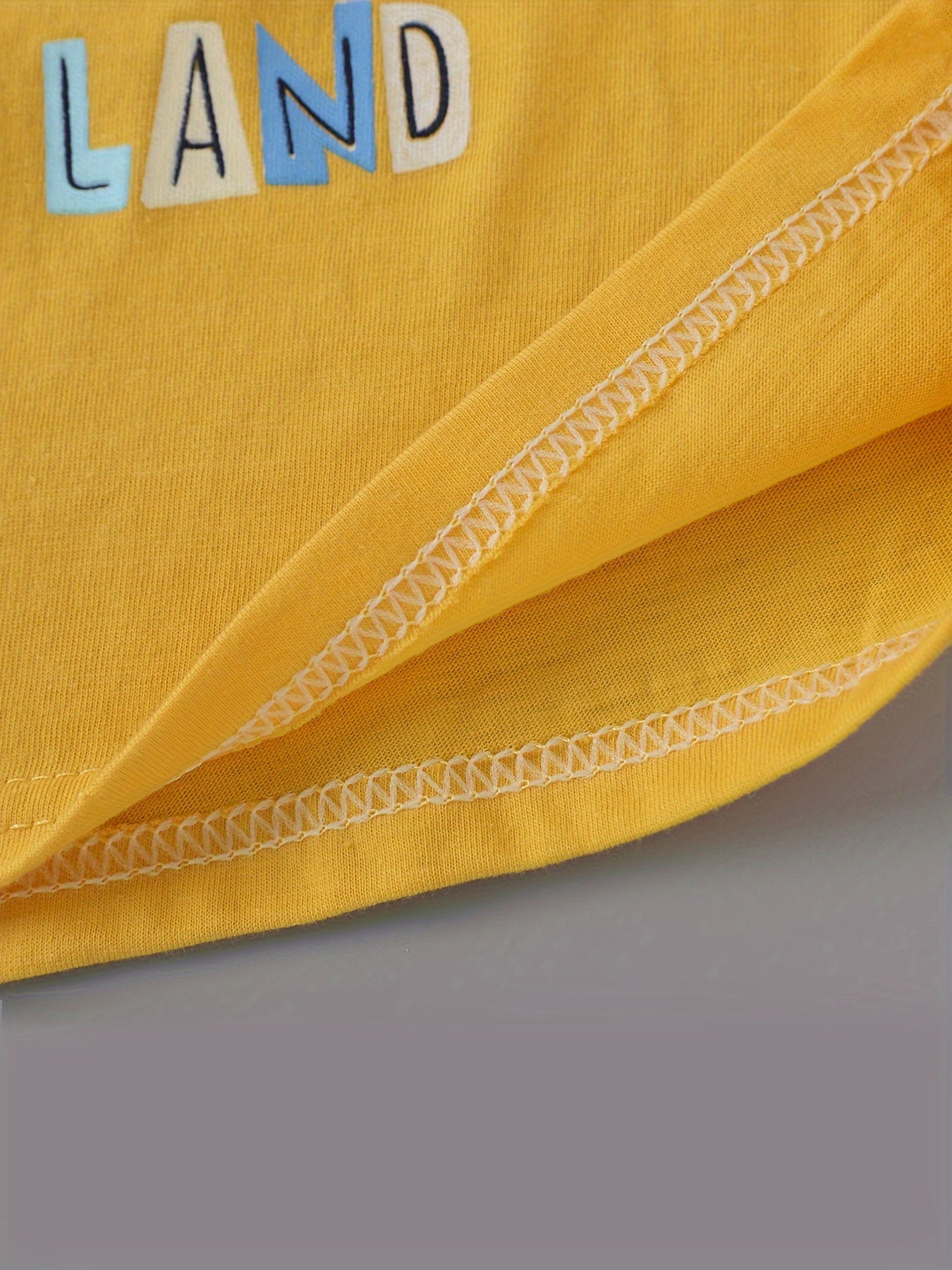 Yigitlar uchun paxta rangli blokli krokodil bosma futbolka va shortiklar to'plami yoz uchun