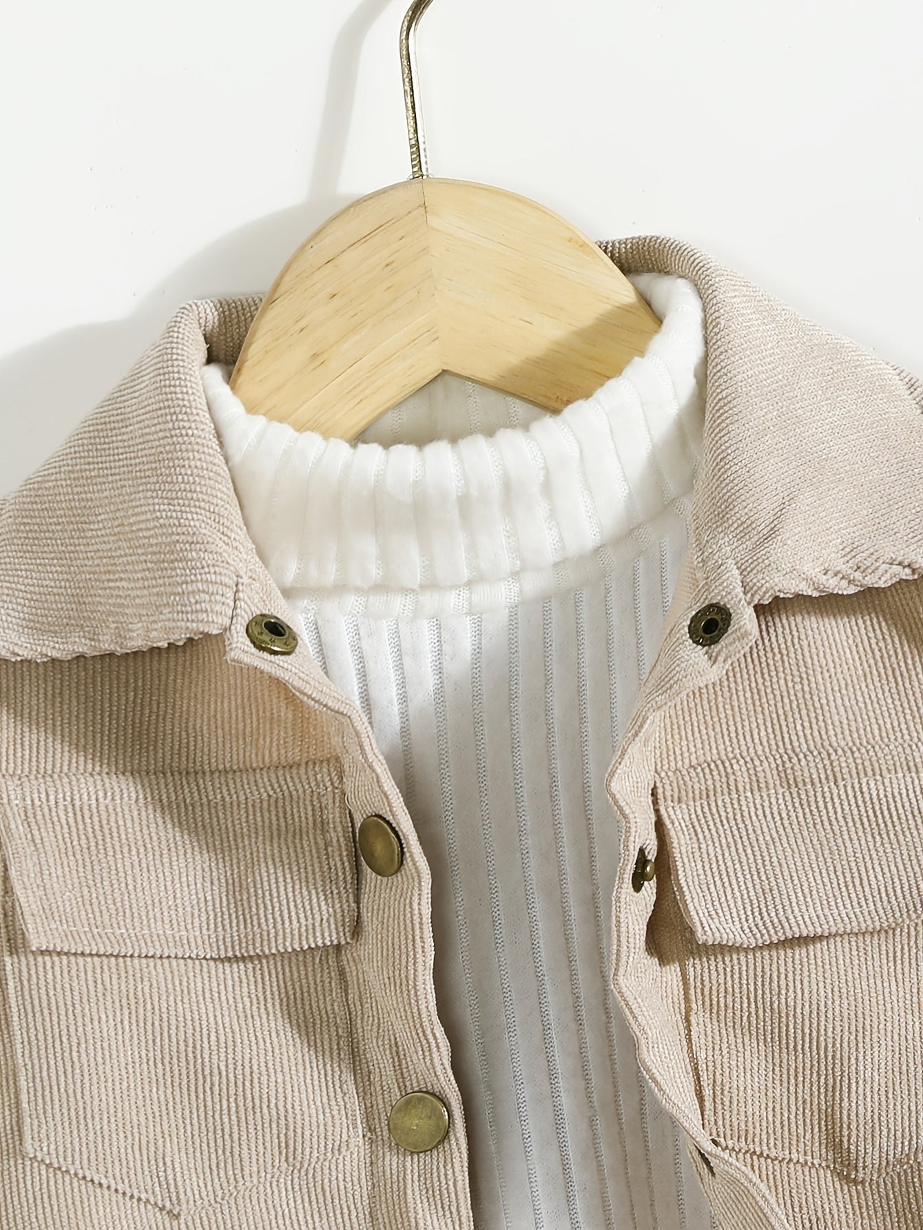 Bolalar uchun tasodifiy kiyim to'plami, uzun qo'lqonli ko'ylak palto va uzun shimlar bilan birga keladi. 100% polyesterdan tayyorlangan, barcha fasllar uchun mos. Oddiy kesim, bir rangda va tugma tafsiloti bilan.