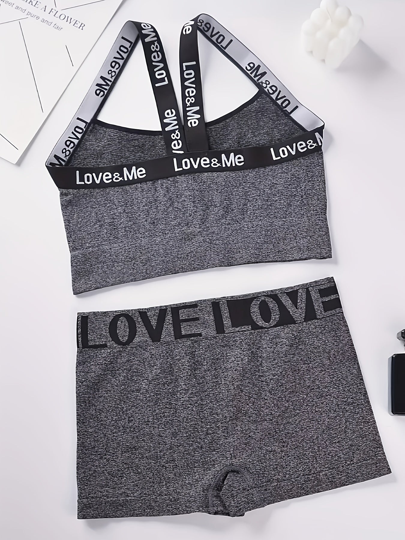 Спортивный и йога комплект нижнего белья для женщин, с алфавитным узором и комфортной посадкой, включает бюстгальтер и шорты, изготовленные из полиамидной трикотажной ткани с эластаном.