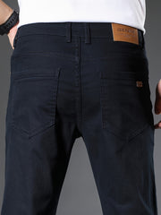 Erkaklar uchun tasodifiy denim jinsi shimlar, chuqur ko'k rangda, paxta aralashmasidan, oddiy kesimda, to'g'ri oyoq, tugma yopish, yuvilgan ko'rinish, belsiz, o'rta bel, barcha mavsumlar uchun, kattalar o'lchovlari.