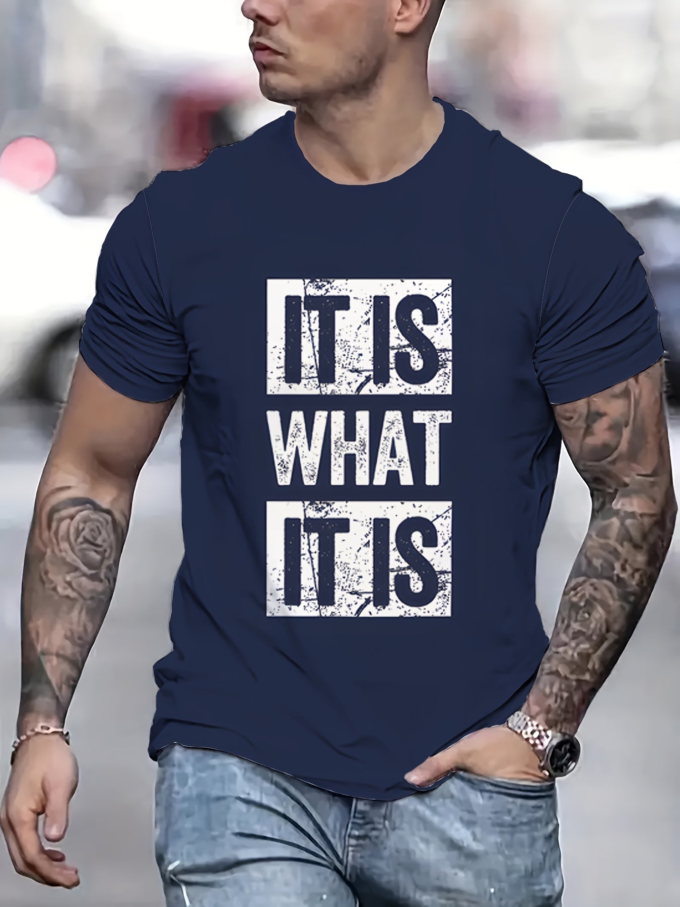 Erkaklar uchun "IT IS WHAT IT IS" grafik futbolkasi - qora polyester, qalin oq yozuvlar, dumaloq bo'yin, mashinada yuvish mumkin, katta o'lchamda