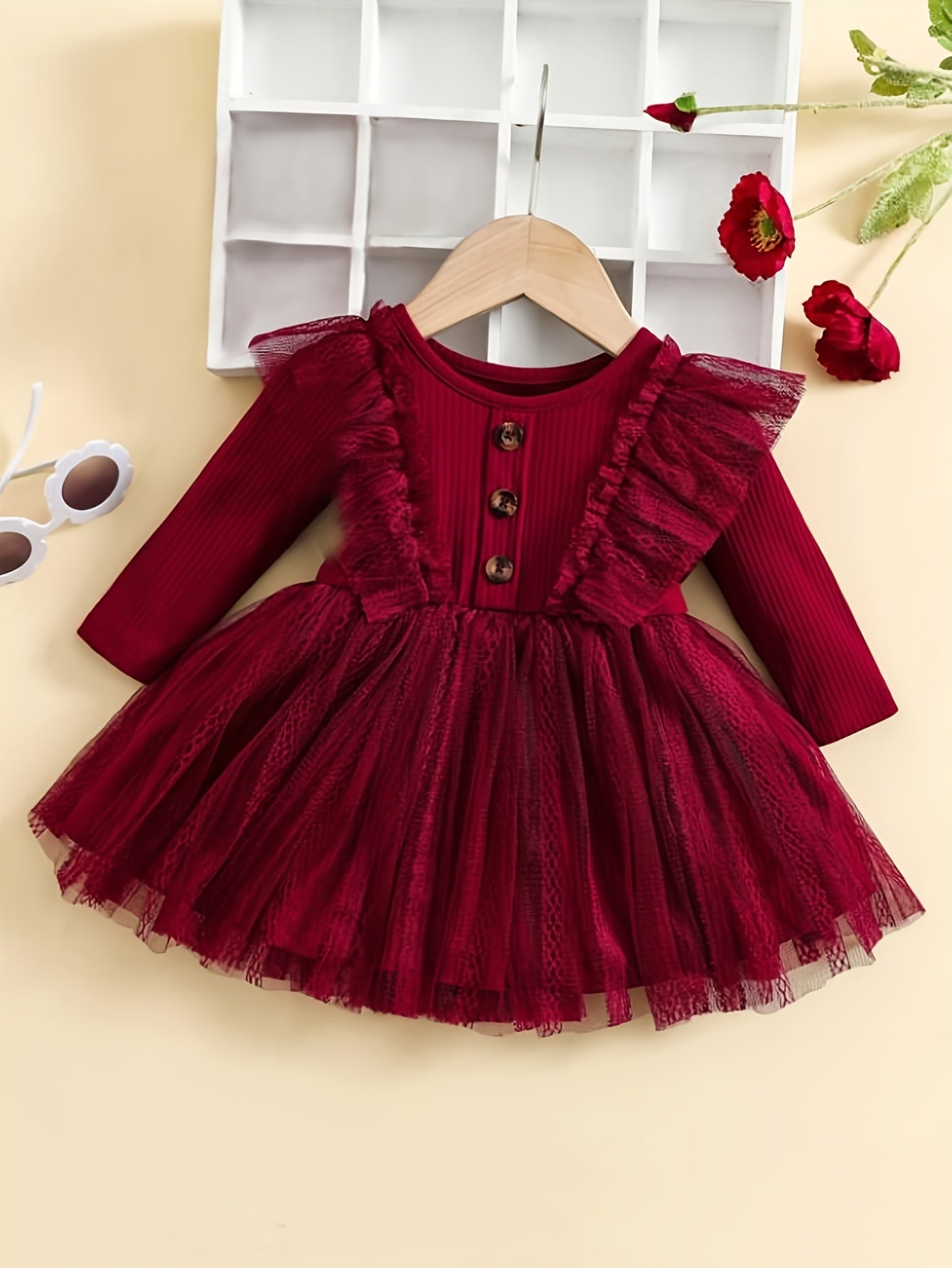Ruffle trim va mesh tafsilotlari bilan zamonaviy qizlar ko'ylagi, Bahor/Kuz uchun ideal. Elastik polyester aralashmasidan tayyorlangan.