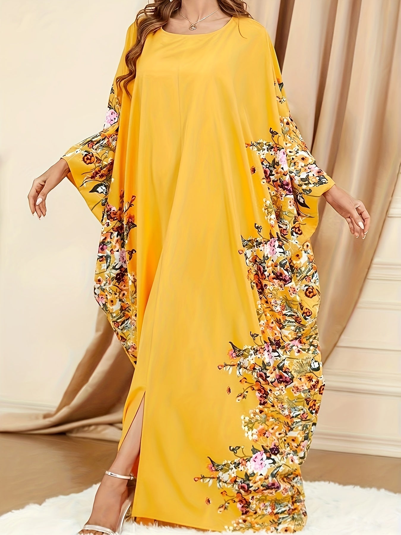 Gul naqshli maksi ko'ylak, qanotli yenglar bilan, ayollar aboyasi