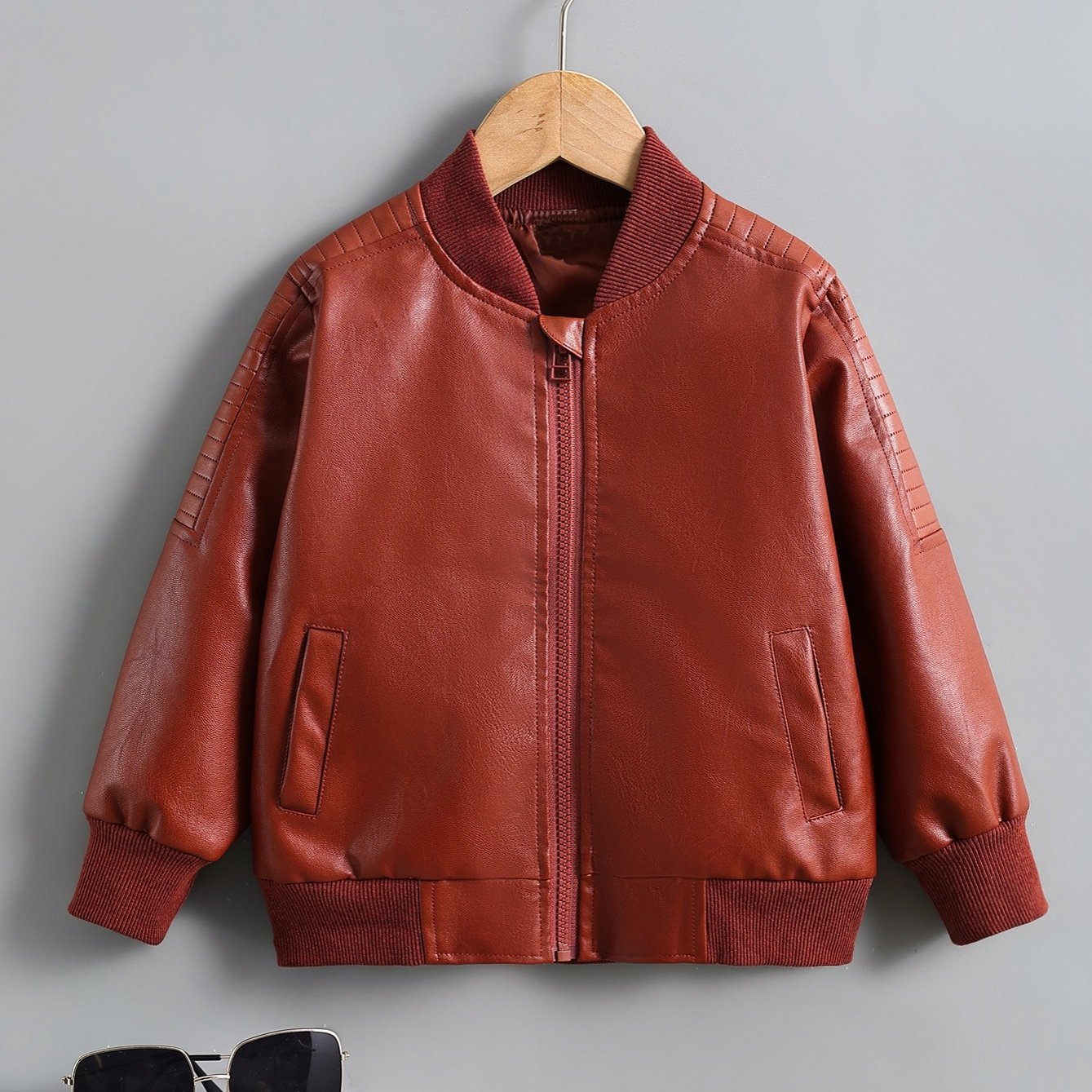 Модная куртка для мальчиков для стильной уличной одежды весной, осенью и зимой 2024 года.