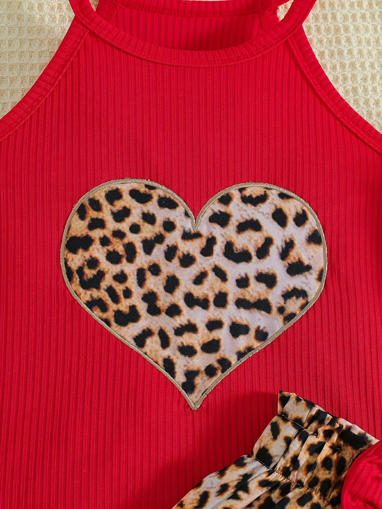 Летний комплект для детей: майка из трикотажа с сердечным принтом, шорты с леопардовым принтом, бантовая шляпа для вечеринок и прогулок на свежем воздухе