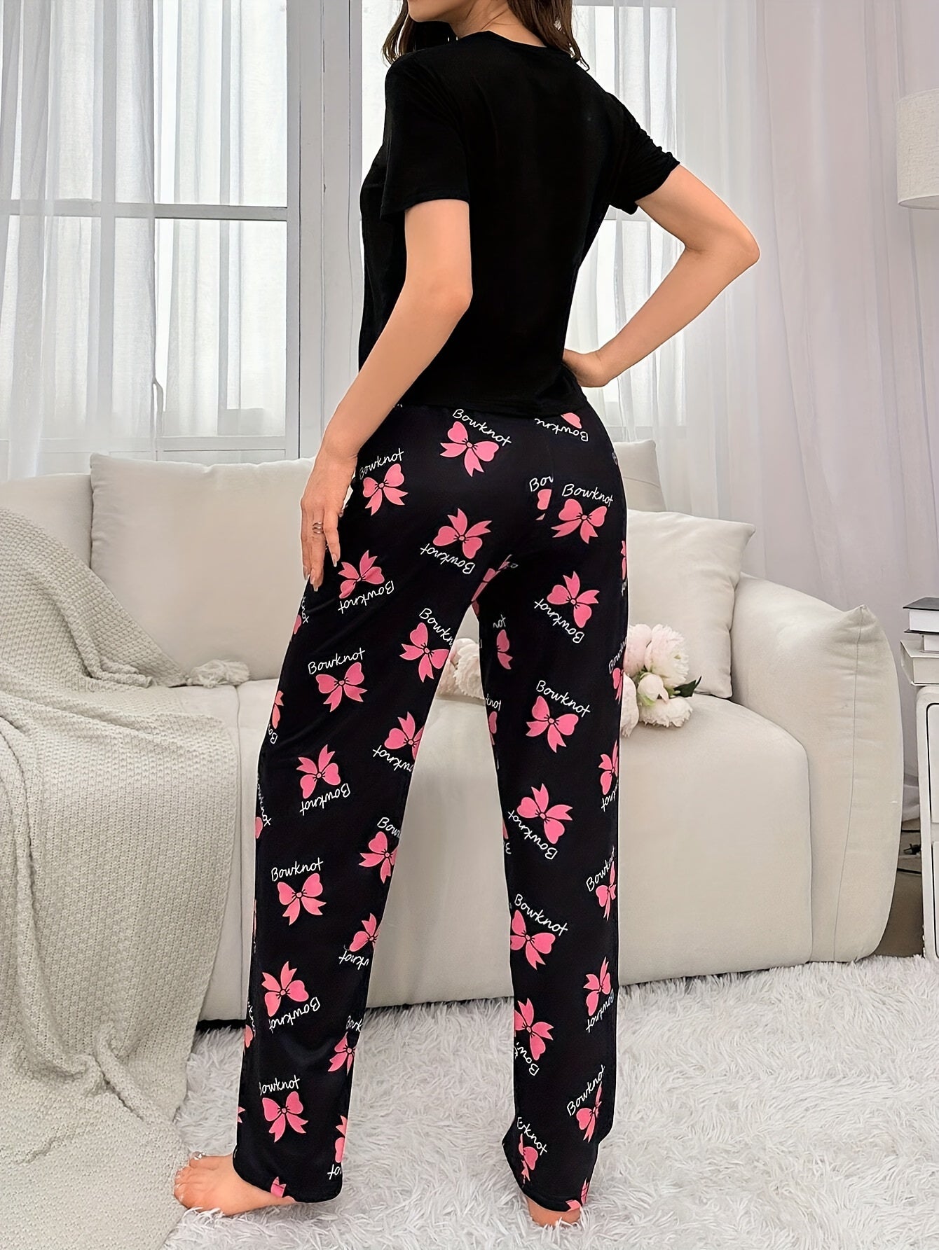 Conjunto de pijama para mujer en negro con top de manga corta con estampado de mariposas rosas y pantalones de cintura elástica