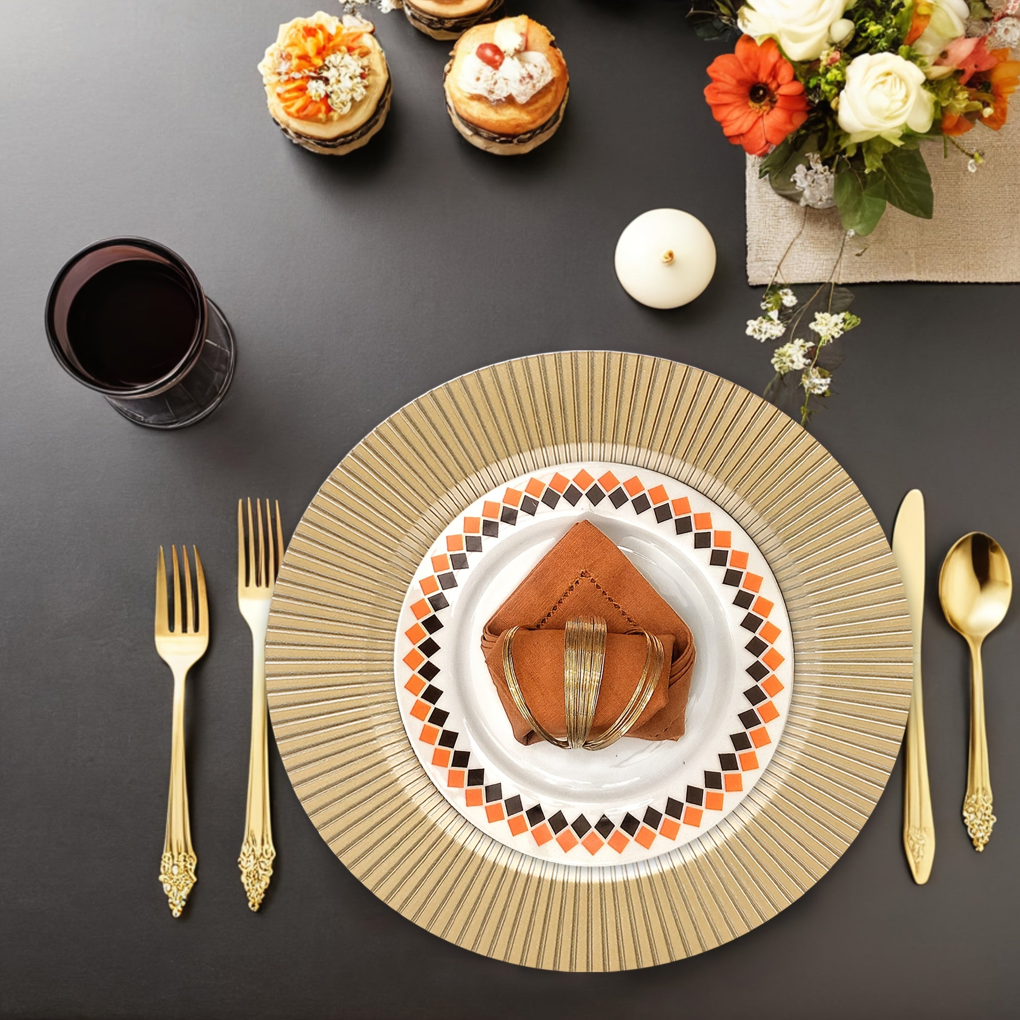 Paquete de 40 platos de plástico para cargadores de 13 pulgadas, diseño redondo decorativo en oro con motivo de arrecife, ideal para bodas y fiestas