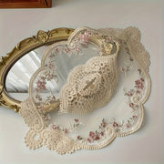 Polyesterdan yasalgan vintage fransuz dantelli tikilgan stol qoplamasi, stolni bezatish yoki fotosuratlar uchun prop sifatida ideal.