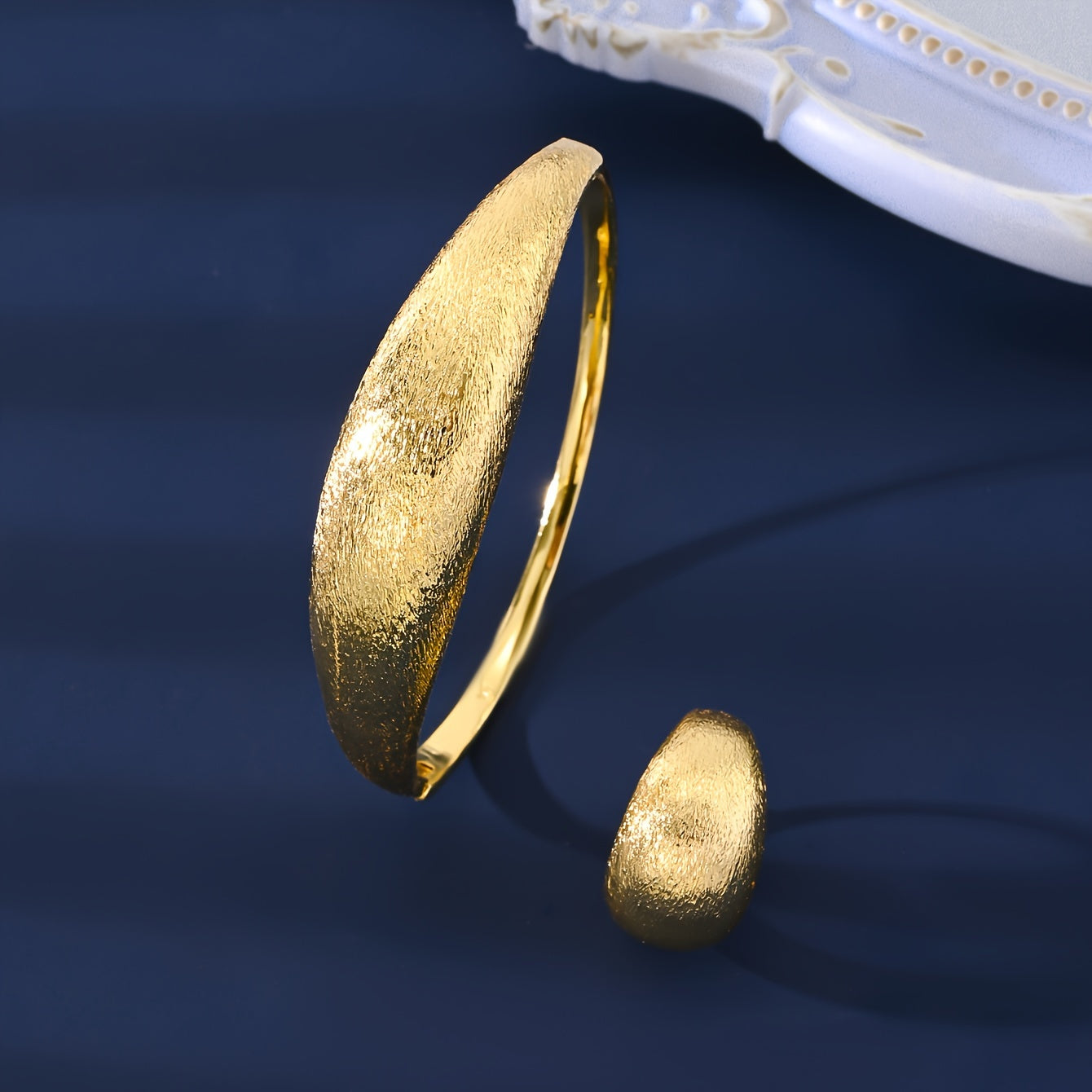 Vintage uslubidagi zargarlik to'plami 4 dona - marjon, bilaguzuk, uzuk, sirg'a. 18K oltin qoplangan misdan tayyorlangan. Ayollar uchun mukammal, har kuni kiyish va maxsus tadbirlar uchun mos.