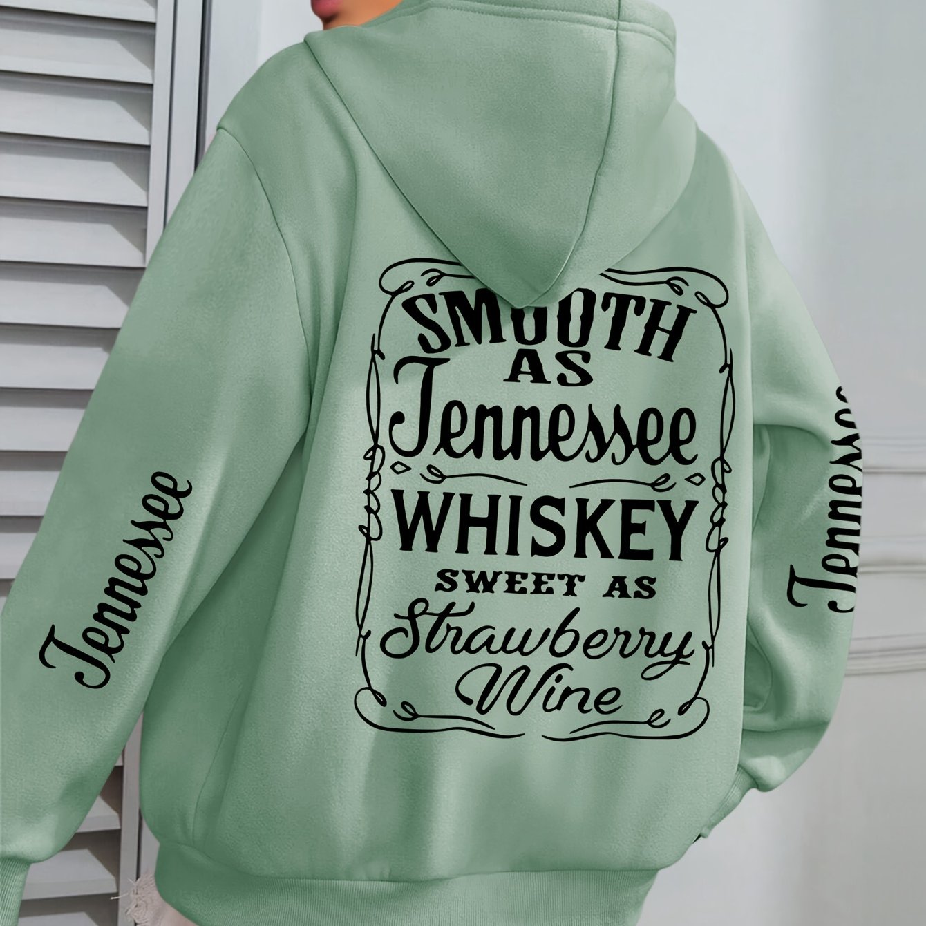 Женский бежевый худи больших размеров с графикой "Smooth as Tennessee Whiskey" — повседневный свитшот с бахромой