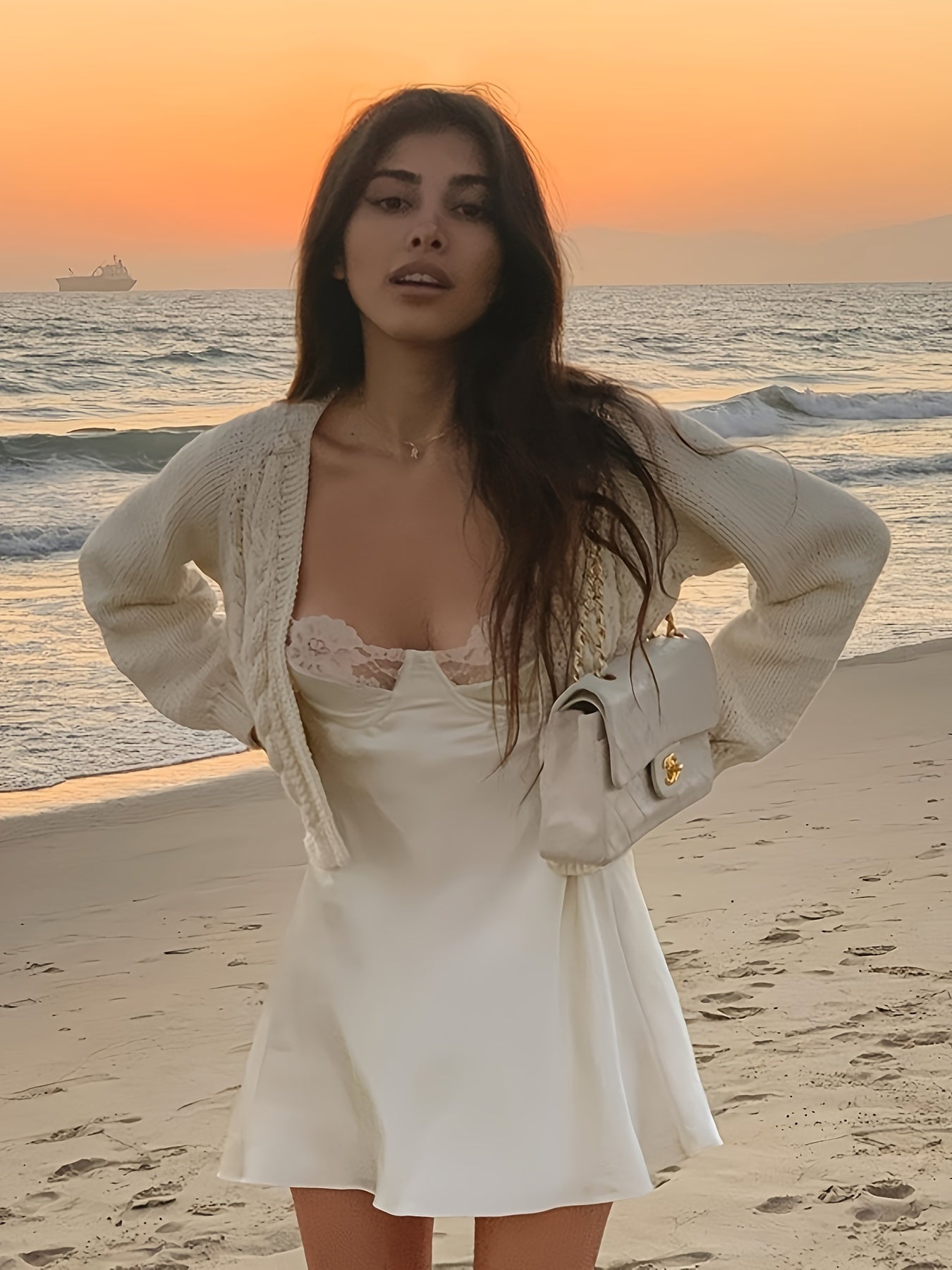 Женское сексуальное мини-платье bodycon с открытой спиной, выполненное в однотонном дизайне и с контрастной кружевной отделкой. Состав: 95% полиэстер и 5% эластан, трикотажная ткань, подходящая для осеннего сезона. Особенности: