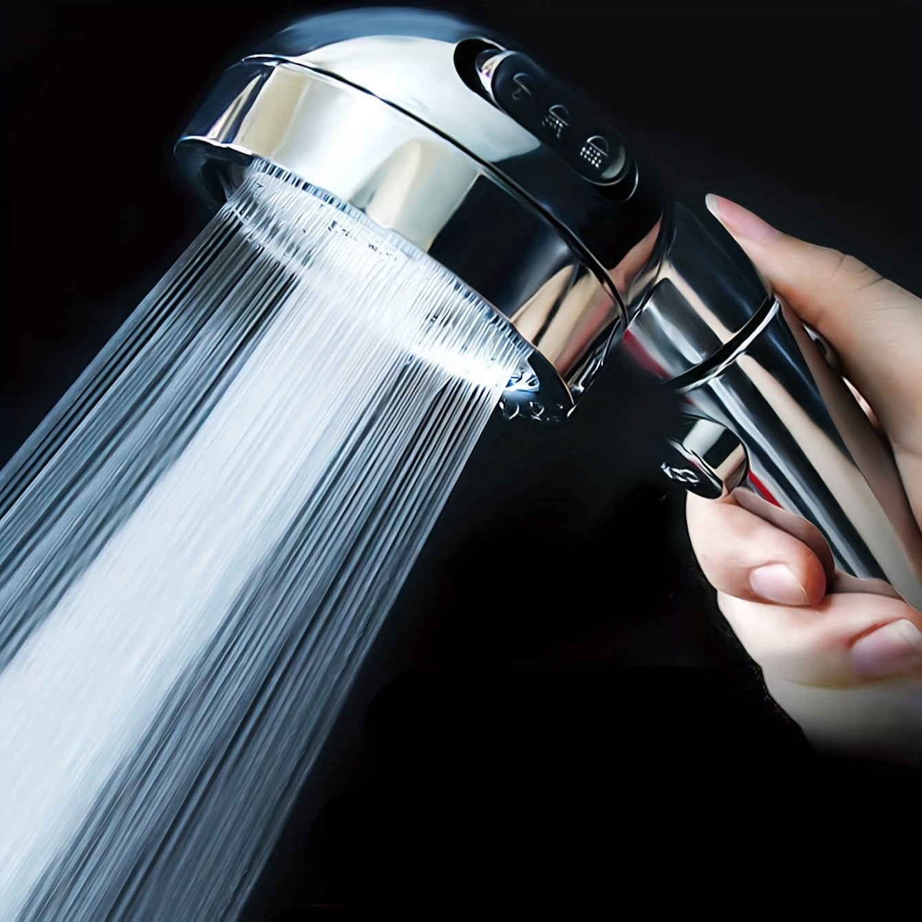 Cabezal de ducha de estilo alemán en plata con parada de agua con un botón y aumento de presión en tres velocidades