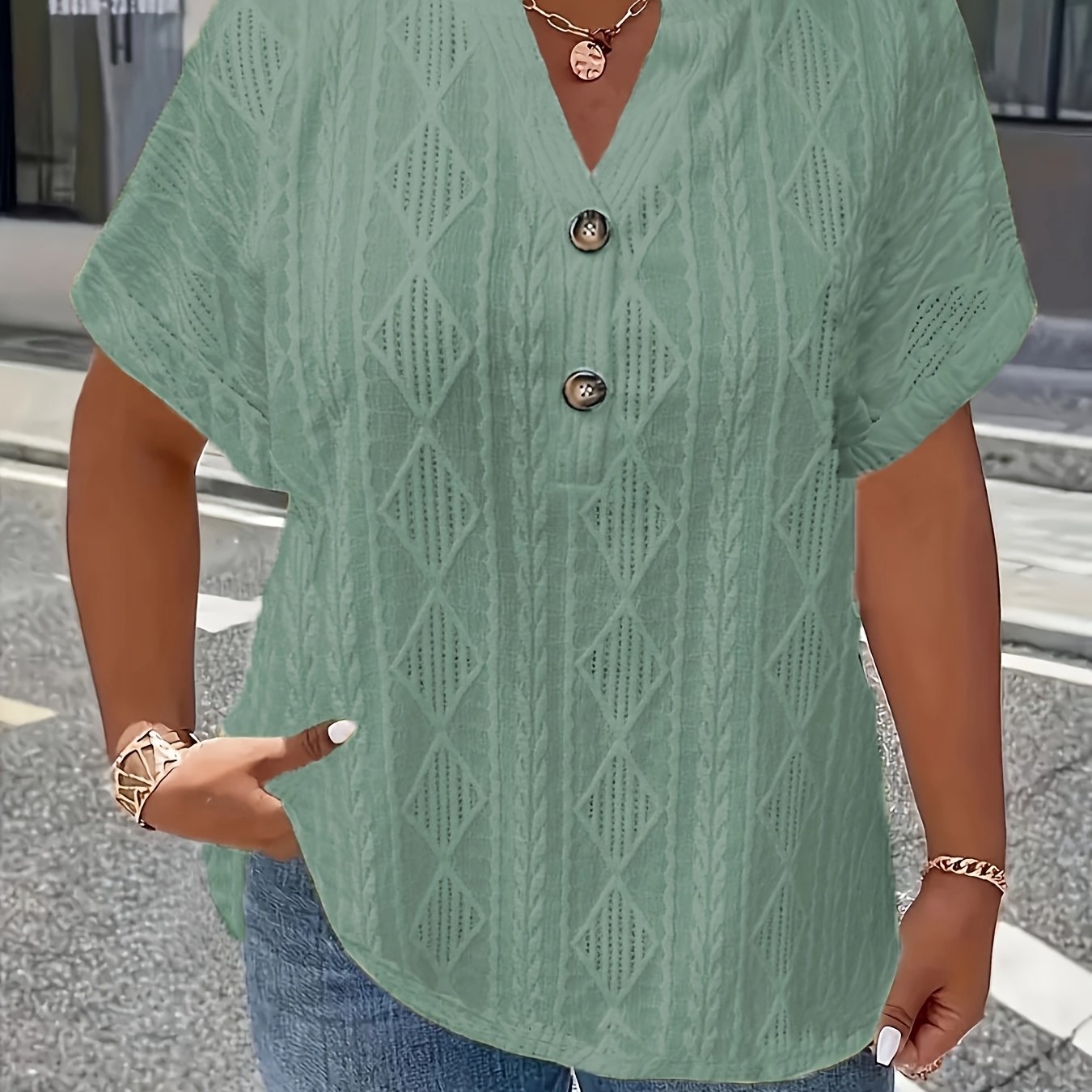 Plus o'lcham ayollar uchun yengil yashil jacquard V-shakli bo'yinli qisqa yengli bluz