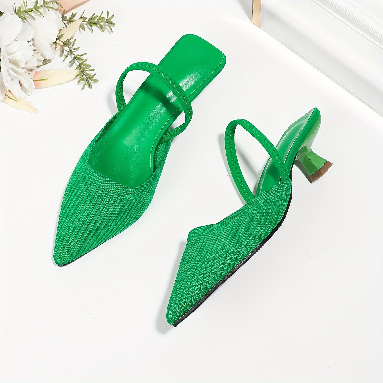 Ayollar uchun rangli trikotaj mules, kengaytirilgan to'pi va slingback uslubi bilan, qulaylik uchun zamonaviy nuqtali barmoq dizayni bilan.