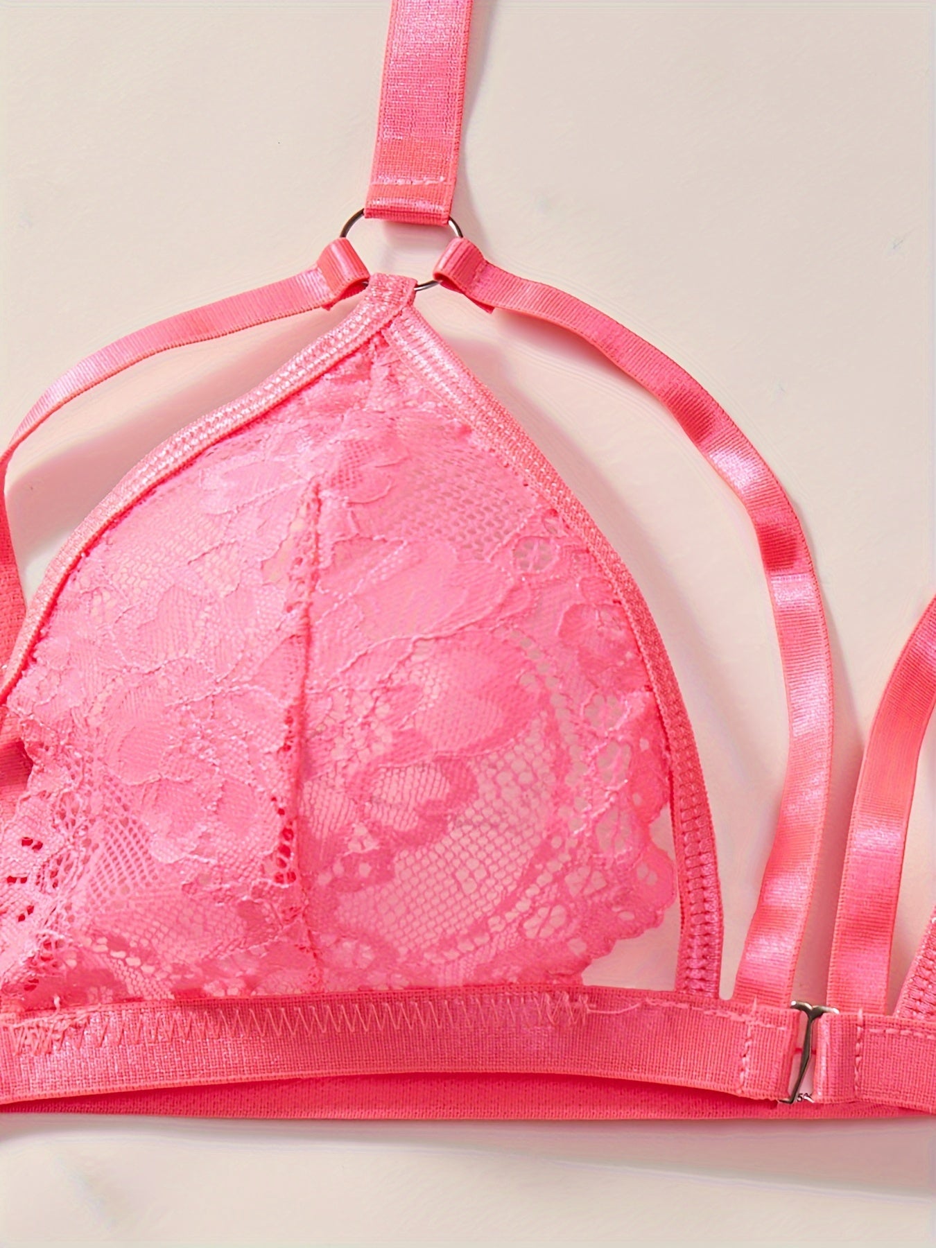 Jozibali ichki kiyim to'plami, dantel, metall zanjir tafsilotlari, brassier, ichki kiyim, romantik sovg'a yoki boudoir kiyimlari uchun mukammal.