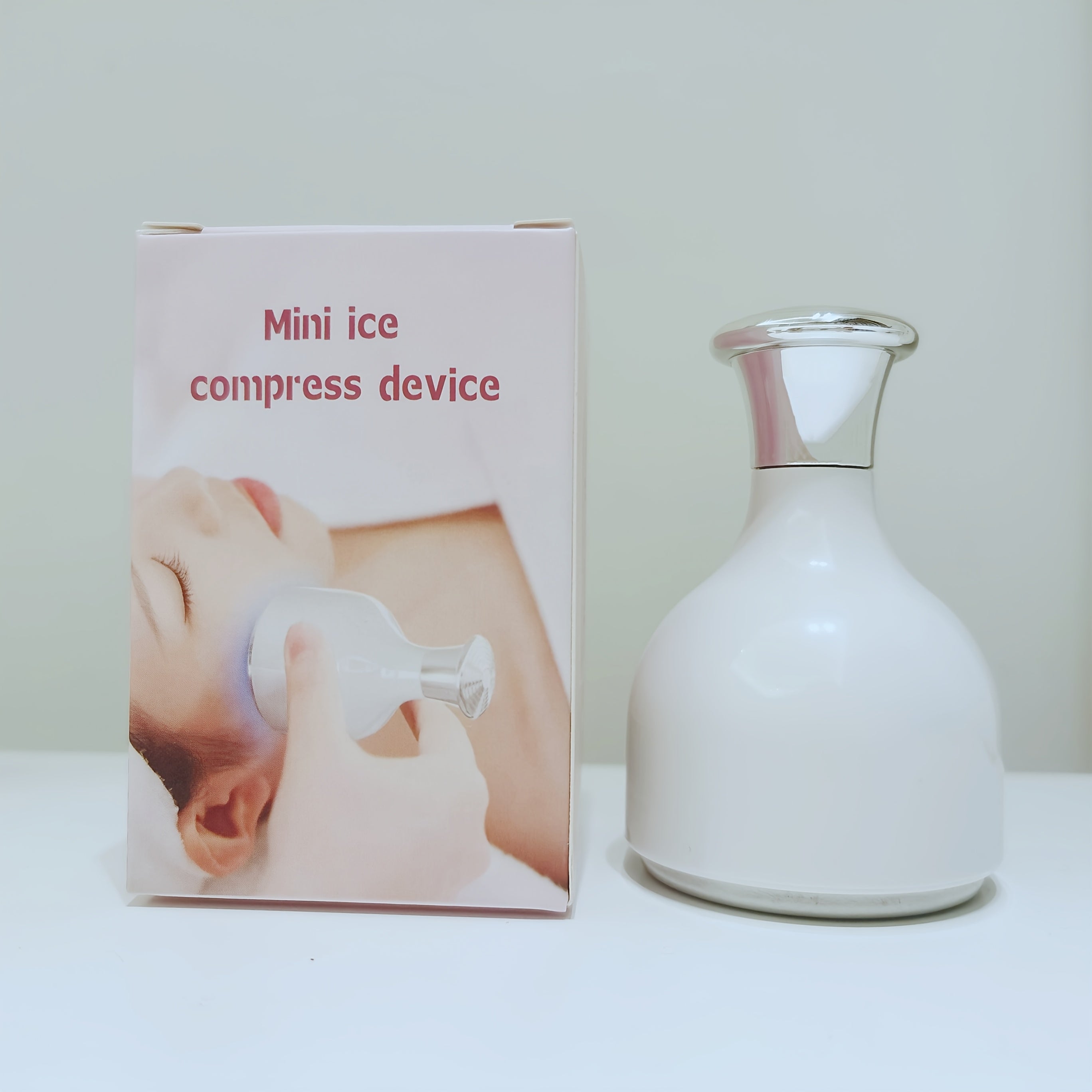 Мини-устройство для льдового компресса для лица, тонизирования и массажа, уменьшает поры и успокаивает кожу, беспроводное с индивидуальным конденсационным материалом, элегантный белый дизайн.