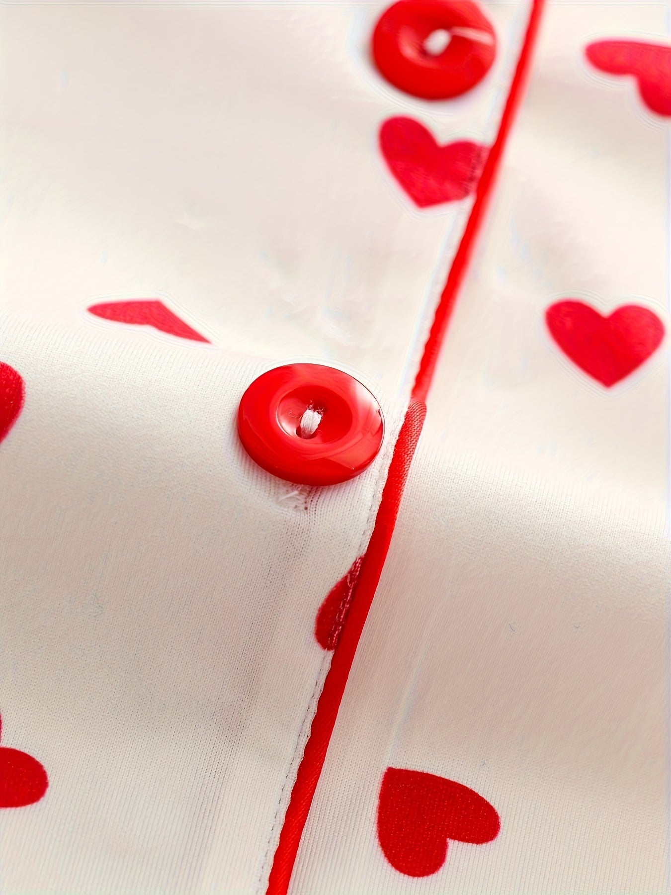 Bahor/kovak uchun uzun yengli yuqori va yurak naqshiga ega, uyda qulaylik uchun yumshoq shimlar bilan birga bo'lgan nozik ayol pijama to'plami.