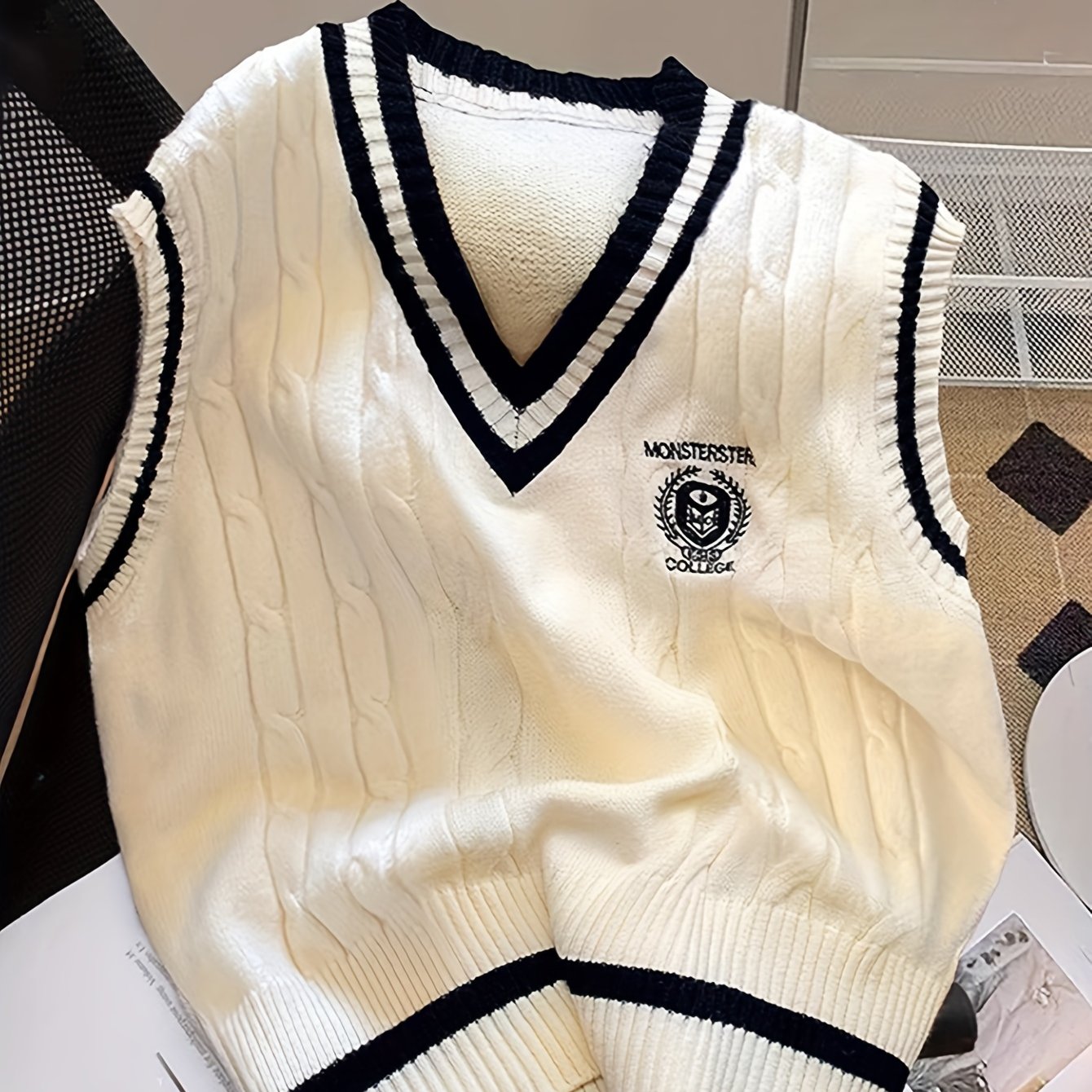 Chaleco de suéter de punto con cuello en V y detalle de insignia, poliéster acrílico, patrón de contraste, para todas las estaciones