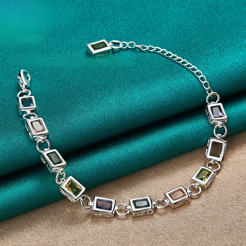 Ko'p rangli sintetik zirkoniy bilan bezatilgan, uslubiy kumush qoplamali mis bilaguzuk, yapon va koreys moda tendentsiyalarini ifodalaydi, har qanday ko'rinishni oshirish uchun ideal zargarlik buyumi, kundalik kiyim yoki maxsus tadbirlar uchun mukammal.