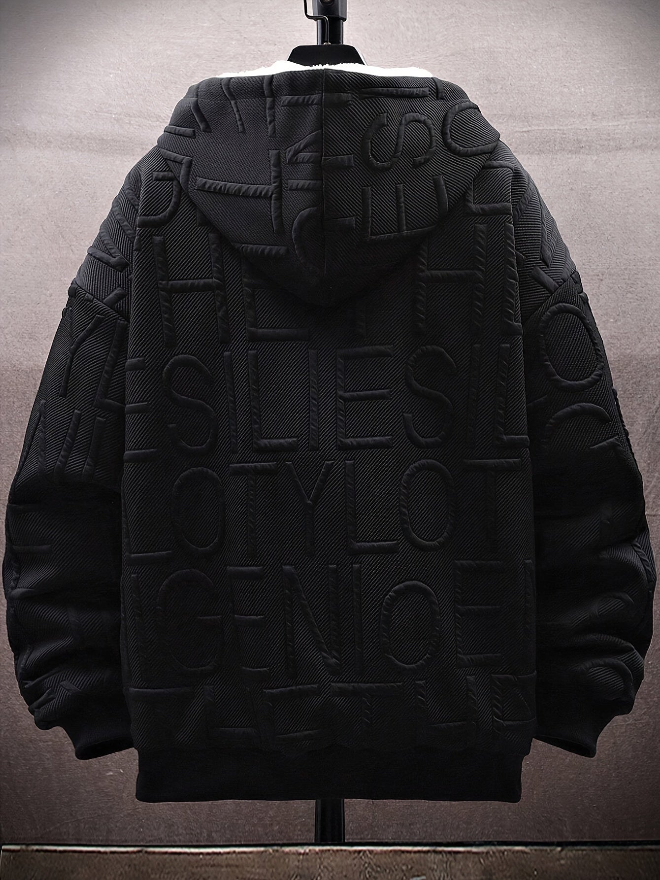 Erkaklar uchun qora va oq harfli bosma kapüşonli kurtka, mo'ynali ichki qavati bilan, kuz-qish mavsumiga mo'ljallangan, kundalik shahar kiyimi