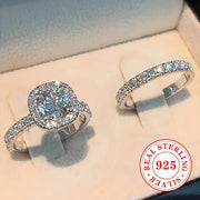 Ayolingiz bilan sevgilingizni nishonlang, 4.9g 925 Sterling Silverdan tayyorlangan 2-burchakli Nikoh uzuklar to'plami bilan. Klassik 4-prong Solitaire dizayni va porloq Cubic Zirconia toshlari bilan, bu elegant to'plam to'ylar uchun mukammal.