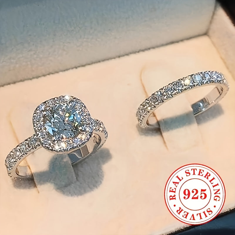 Ayolingiz bilan sevgilingizni nishonlang, 4.9g 925 Sterling Silverdan tayyorlangan 2-burchakli Nikoh uzuklar to'plami bilan. Klassik 4-prong Solitaire dizayni va porloq Cubic Zirconia toshlari bilan, bu elegant to'plam to'ylar uchun mukammal.