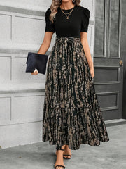 Ayollar uchun belbog'li ko'p qirrali va nafis gullar printli ko'ylak. Yengil bo'yin, qisqa yenglar, A-shakl dizayni va mashinada yuvilishi mumkin bo'lgan polyester mato bilan ajralib turadi.