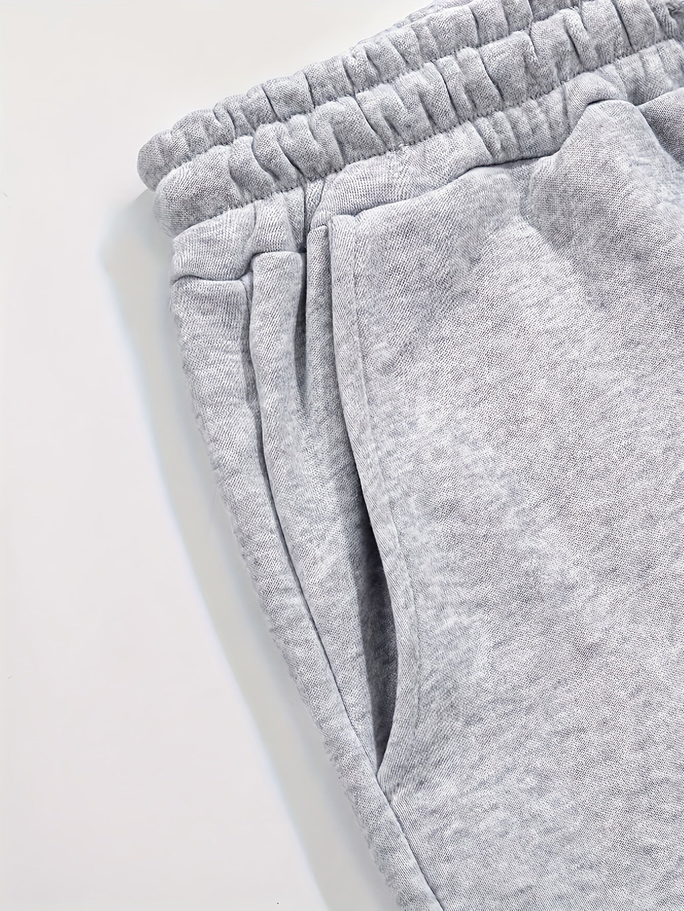 Erkaklar uchun tasodifiy sport shimlari, harflar bosma, polyester to'qima matodan tayyorlangan, cho'ziluvchan. Oddiy kesim, tortishqichli bel, kuz/qish mavsumi uchun qulay.