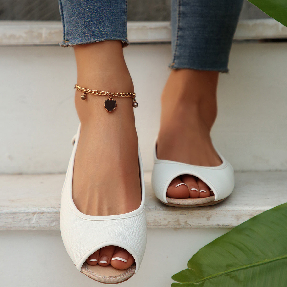 Zapatos casuales abiertos de dedo del pie sin cordones de PU con patrón de cruz en blanco para mujer