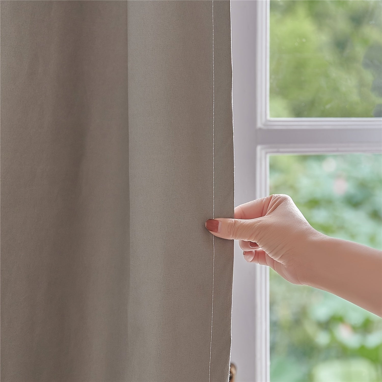 Qorong‘u qopqog‘li pardalar qora yoki oq izolyatsiyalangan, yoritishni to‘sadigan, yotoqxona va mehmonxona uchun