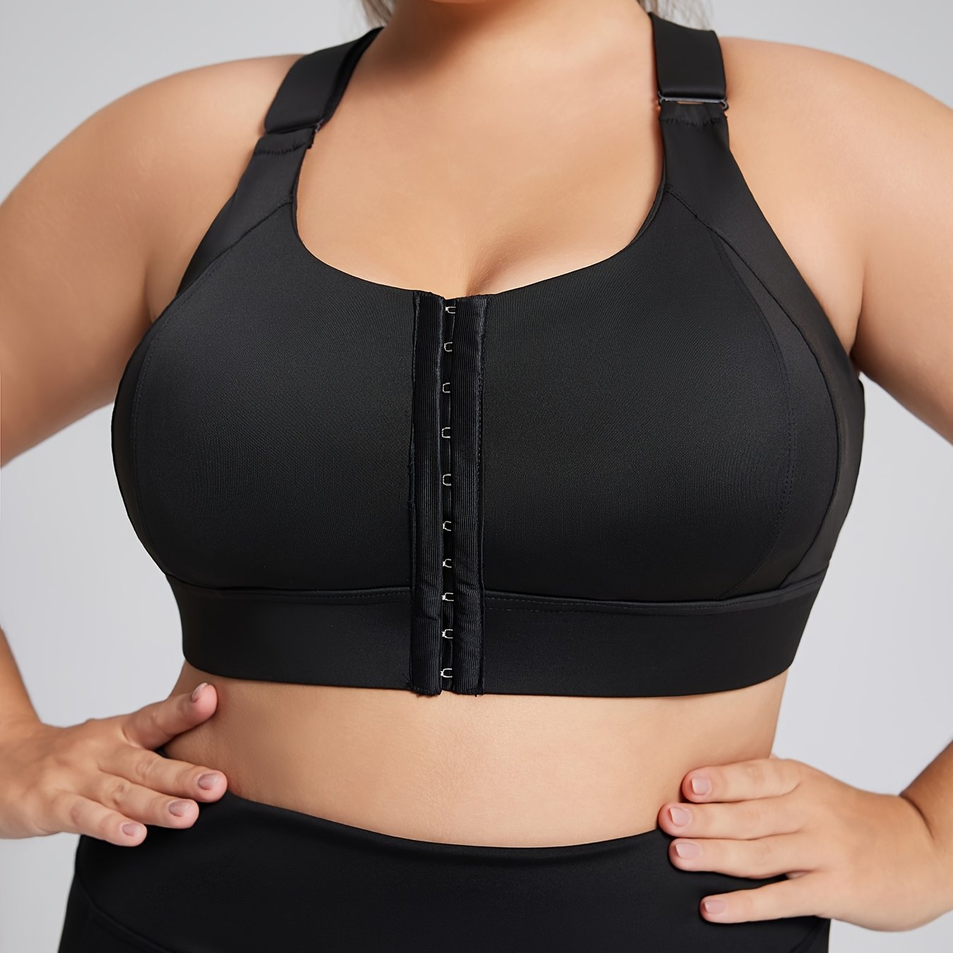 Plus Size Sports Bra with Zipper, Padded Cups, Adjustable Straps Black for Yoga