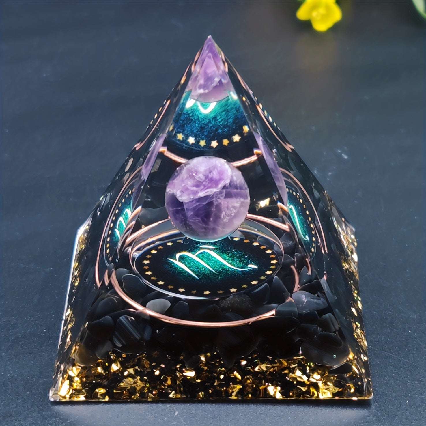 Orgone Piramida o'n ikki konstellatsiya bilan: Buzoq, Chayon, Egizaklar, O'qotar, Baliq, Qovg'a, Vahima, Tarvuz, Chayon, Qiz, Egizaklar, Suv, Amethyst Kristallari, Uy Dekori, Sovg'a