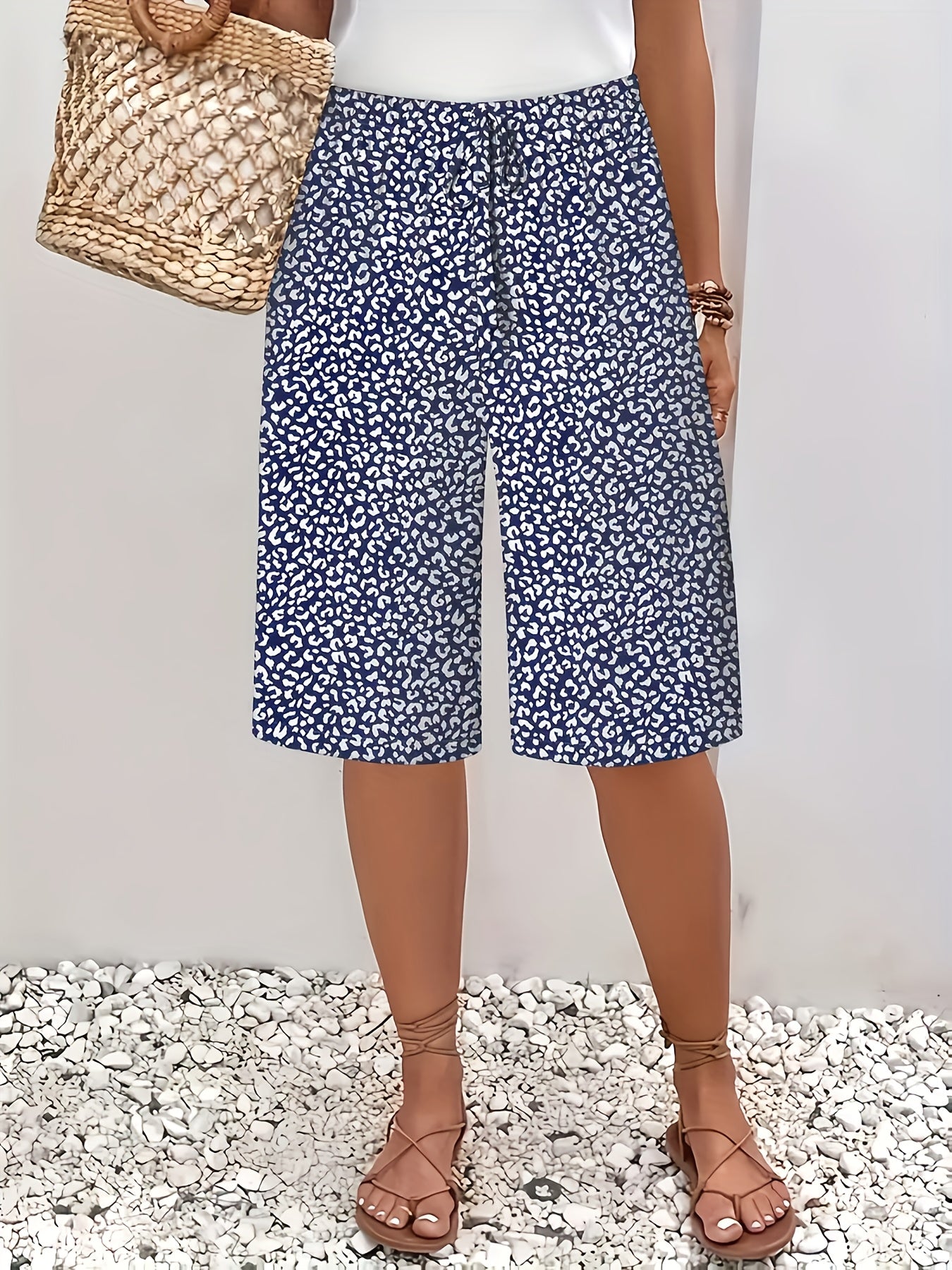 Шорты для женщин больших размеров из легкого полиэстера для пляжа, синий и белый с цветочным принтом, длина до колен, карманы