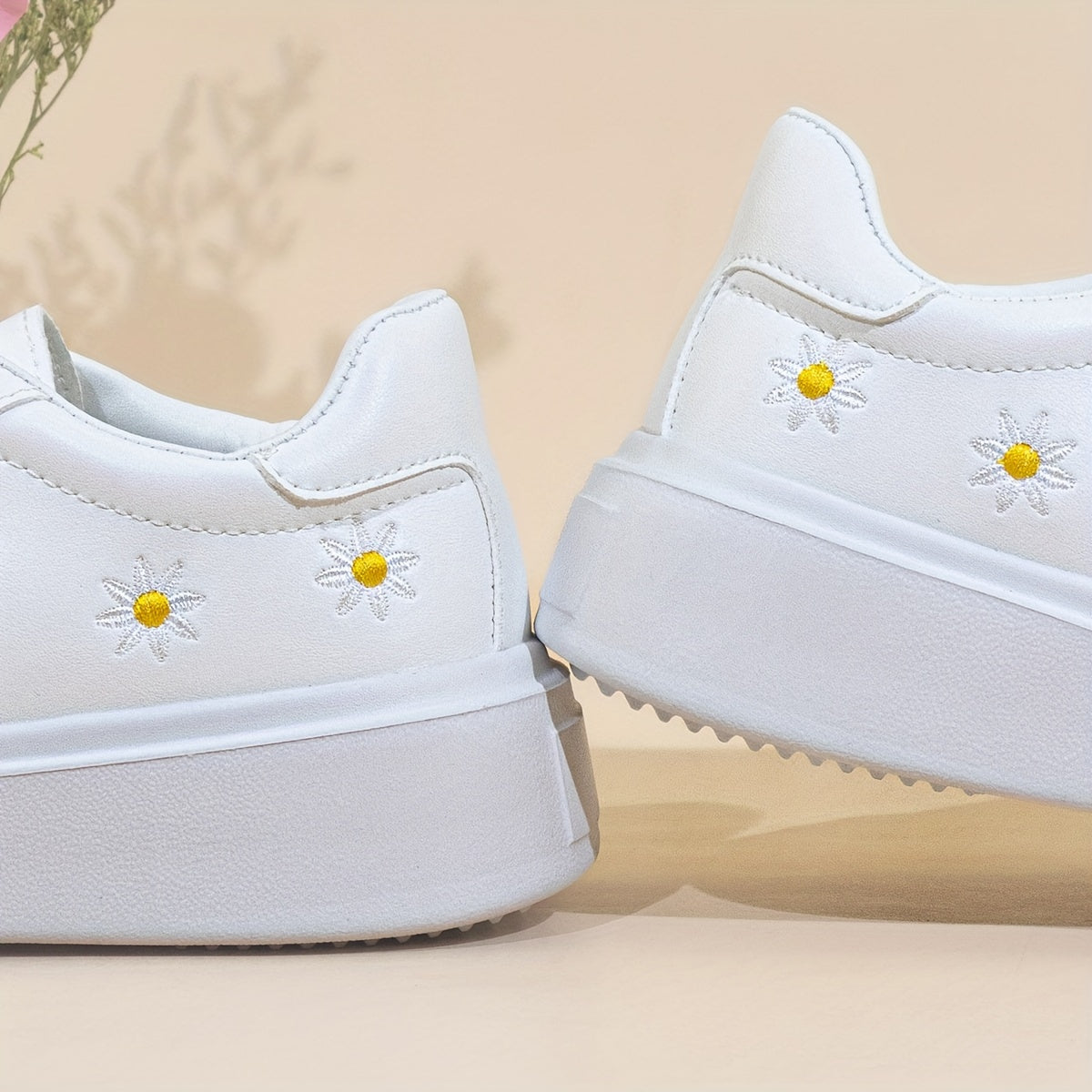 Women's Low-Top Lace-Up Sneakers with Embroidered Daisy Design for All Seasons