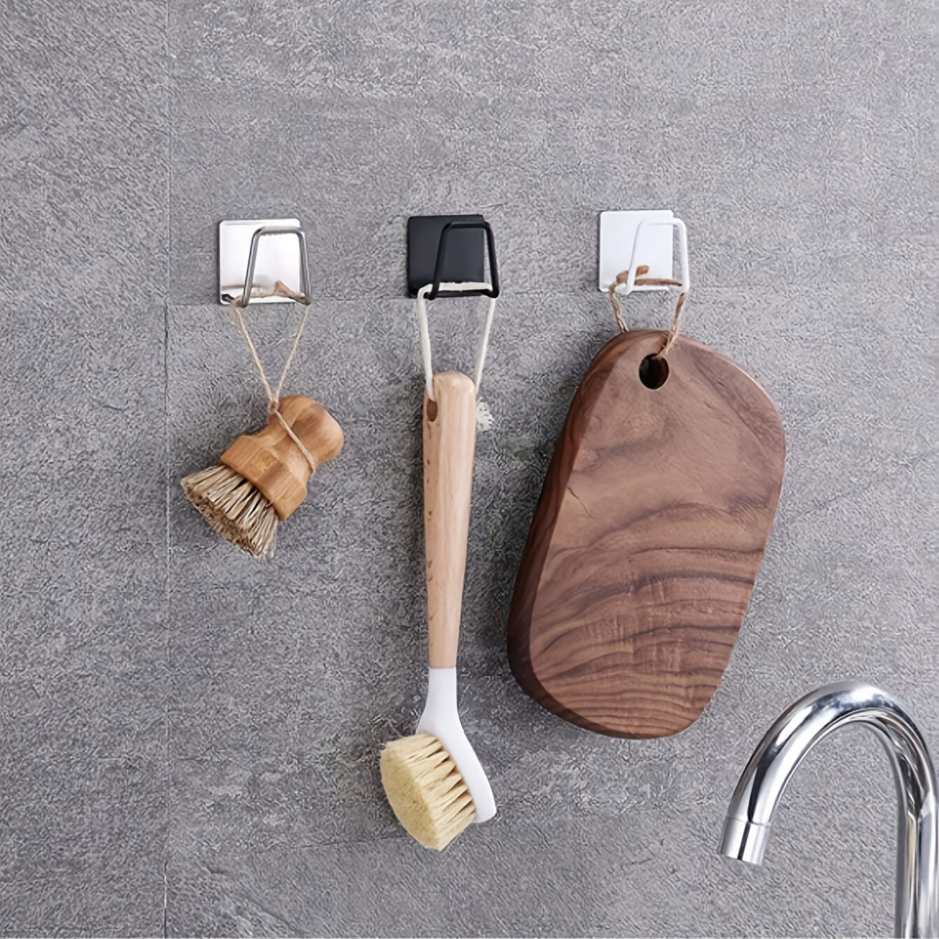 Naychali po'latdan yasalgan devorga o'rnatiladigan cho'tka qutisi - tasodifiy uslubdagi metall cho'tka ushlagich, oson o'rnatiladigan oshxona saqlash tokchasi tozalash vositalari uchun, burgusiz o'rnatish talab qilinmaydi.