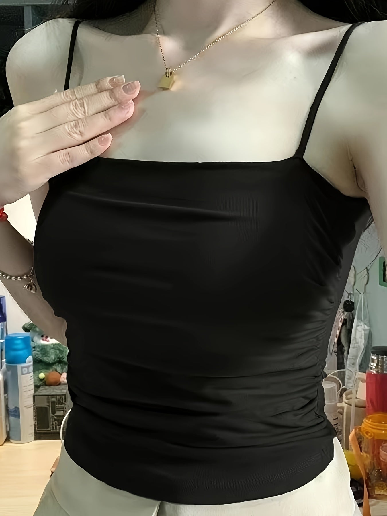 Yozda qatlamlash uchun ideal, ichki to'ldirish bilan, ingichka kamarli va chiroyli orqa qismga ega to'rt ta jozibali ruffle kamisol.