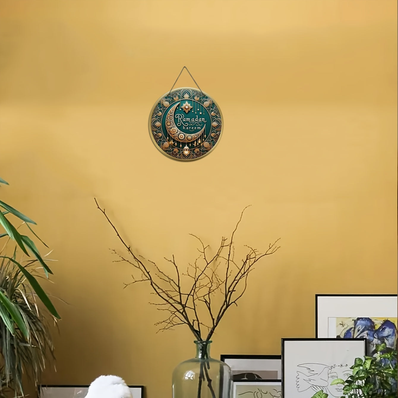 Glam uslubidagi Ramadan Kareem guldasta, ishlab chiqarilgan yog'ochdan tayyorlangan, yulduz va oy dizayni bilan. Uy yoki bayram bog'ini bezatish uchun ideal, arab yozuvi bilan va toshlardan foydalanilmagan. Elektrsiz.