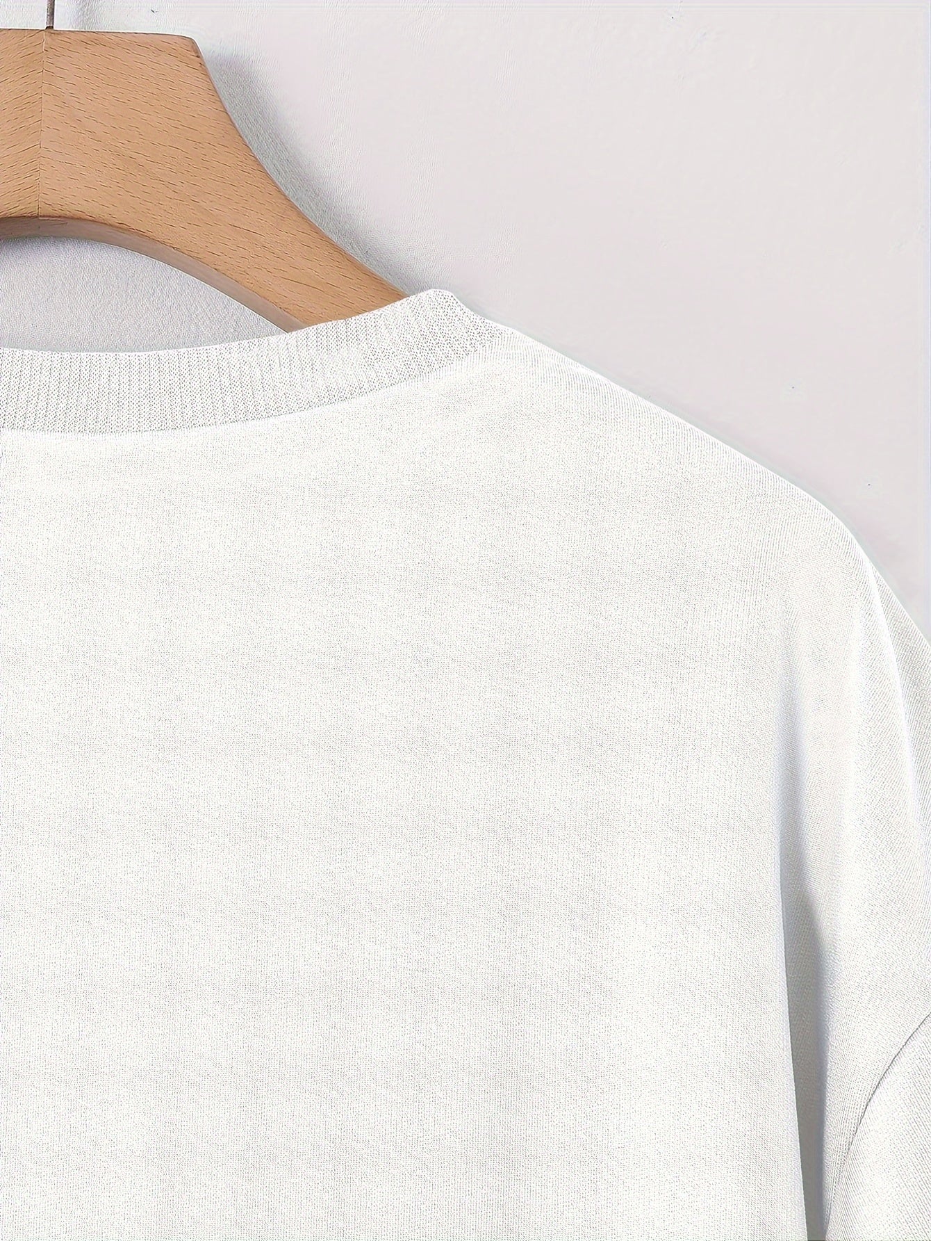 Yozgi tasodifiy kiyim uchun mukammal, atirgul bosma bilan polyester aralashmasidan tayyorlangan erkaklar uchun keng kesimli krujka yoqasi T-ko'ylagi.