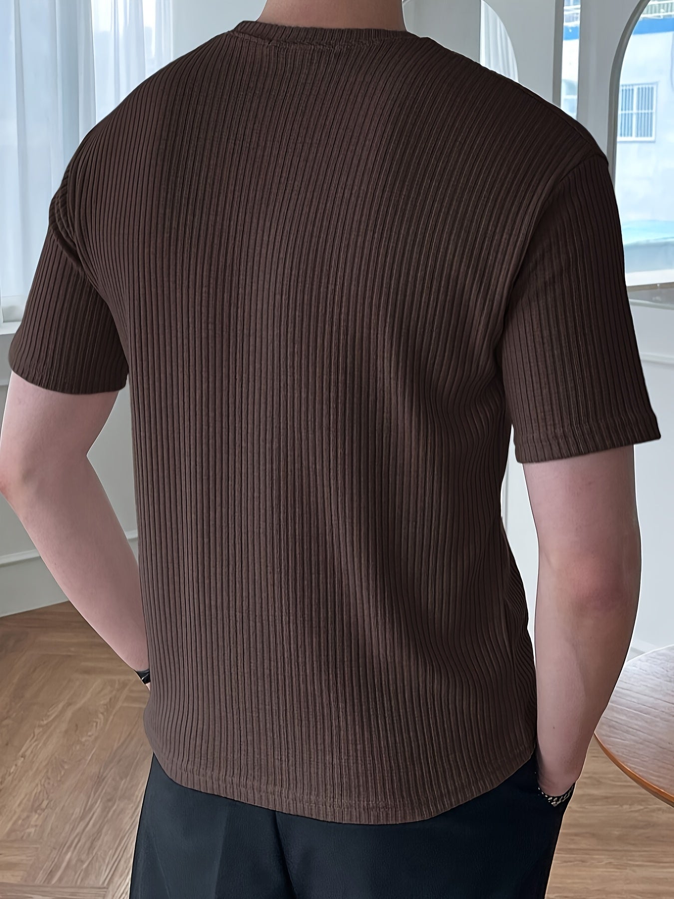 Erkaklar uchun zamonaviy va havo o'tkazuvchi yozgi futbolka, yumshoq bo'yin va qisqa yenglar bilan, bir rangda, kundalik va ochiq havoda kiyish uchun mukammal.